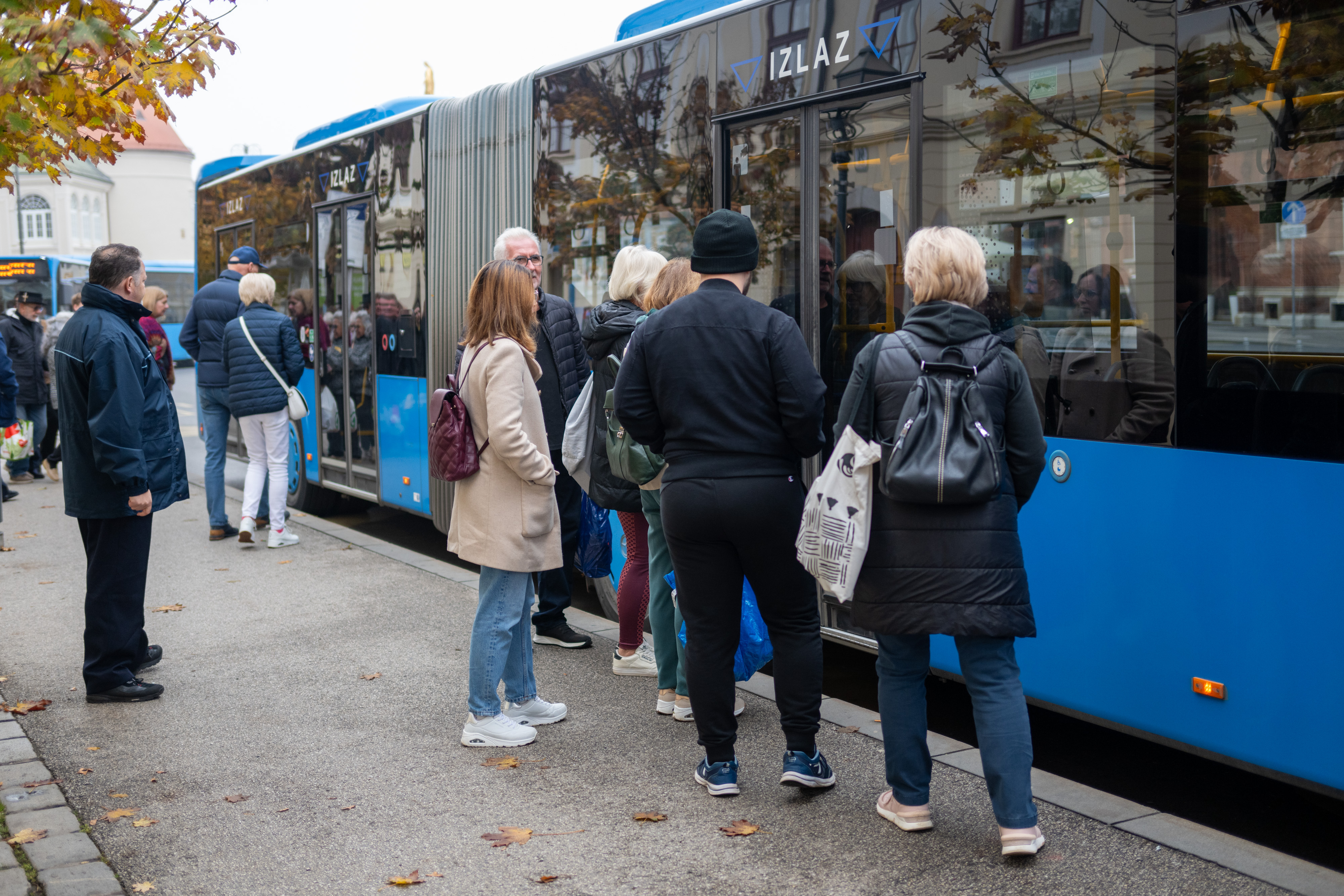Zagreb: Gužve prema gradskim grobljima zbog besplatnog javnog prijevoza