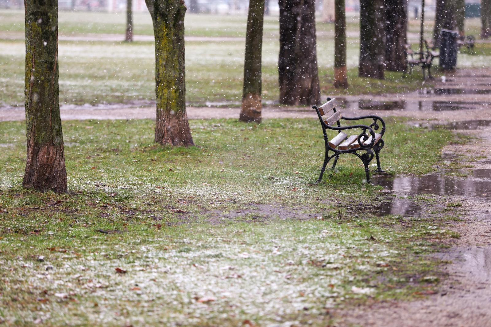 Zagreb: Gusti snijeg zabijelio je ulice u zapadnom dijelu grada