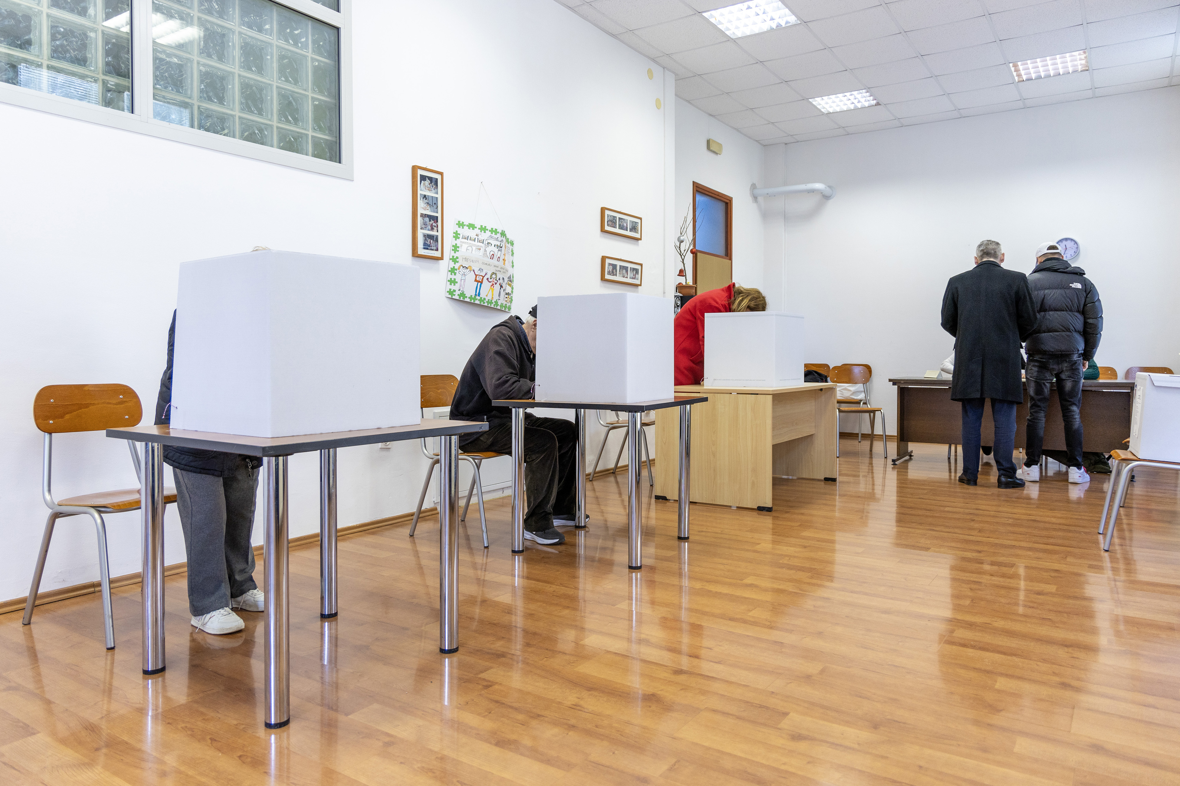 Na pulskim biralištima građani u drugom krugu biraju predsjednika Hrvatske