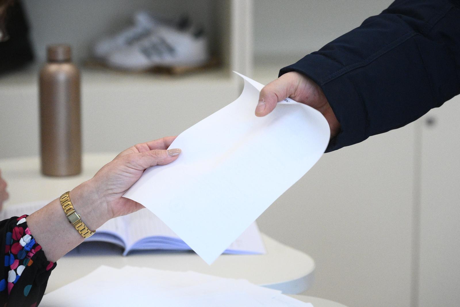 Zagreb: Od sedam sati otvorena su birališta za izbor Predsjednika RH