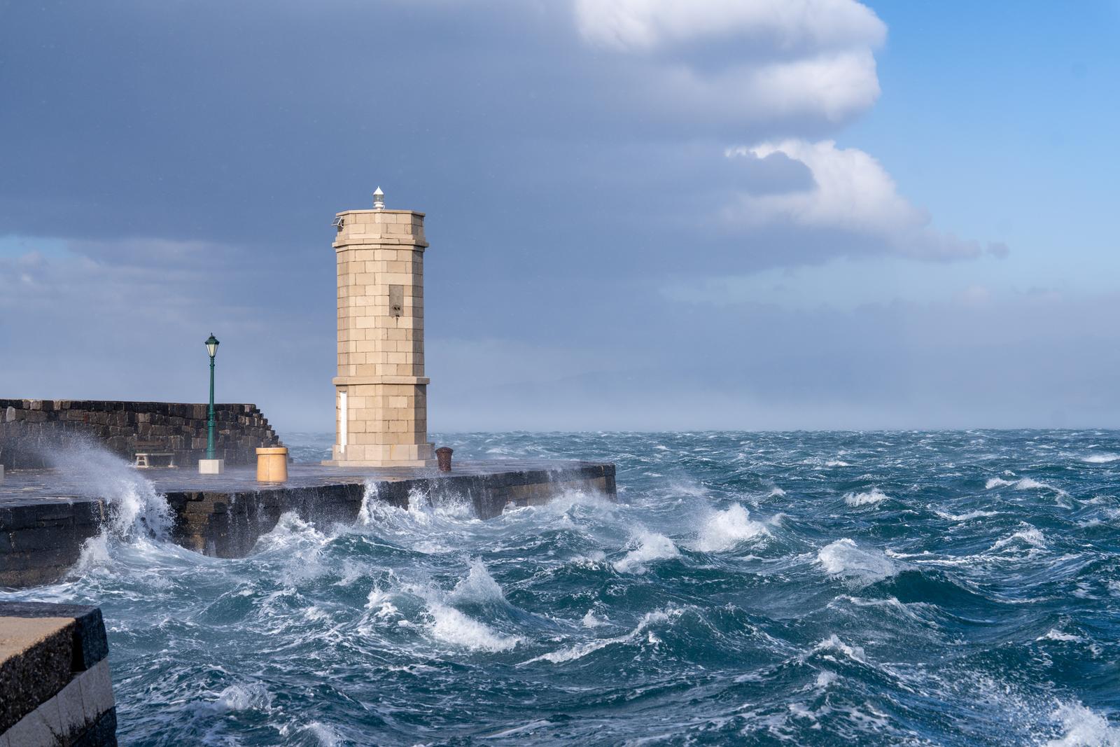 Jaka bura u Senju stvara probleme u prometu
