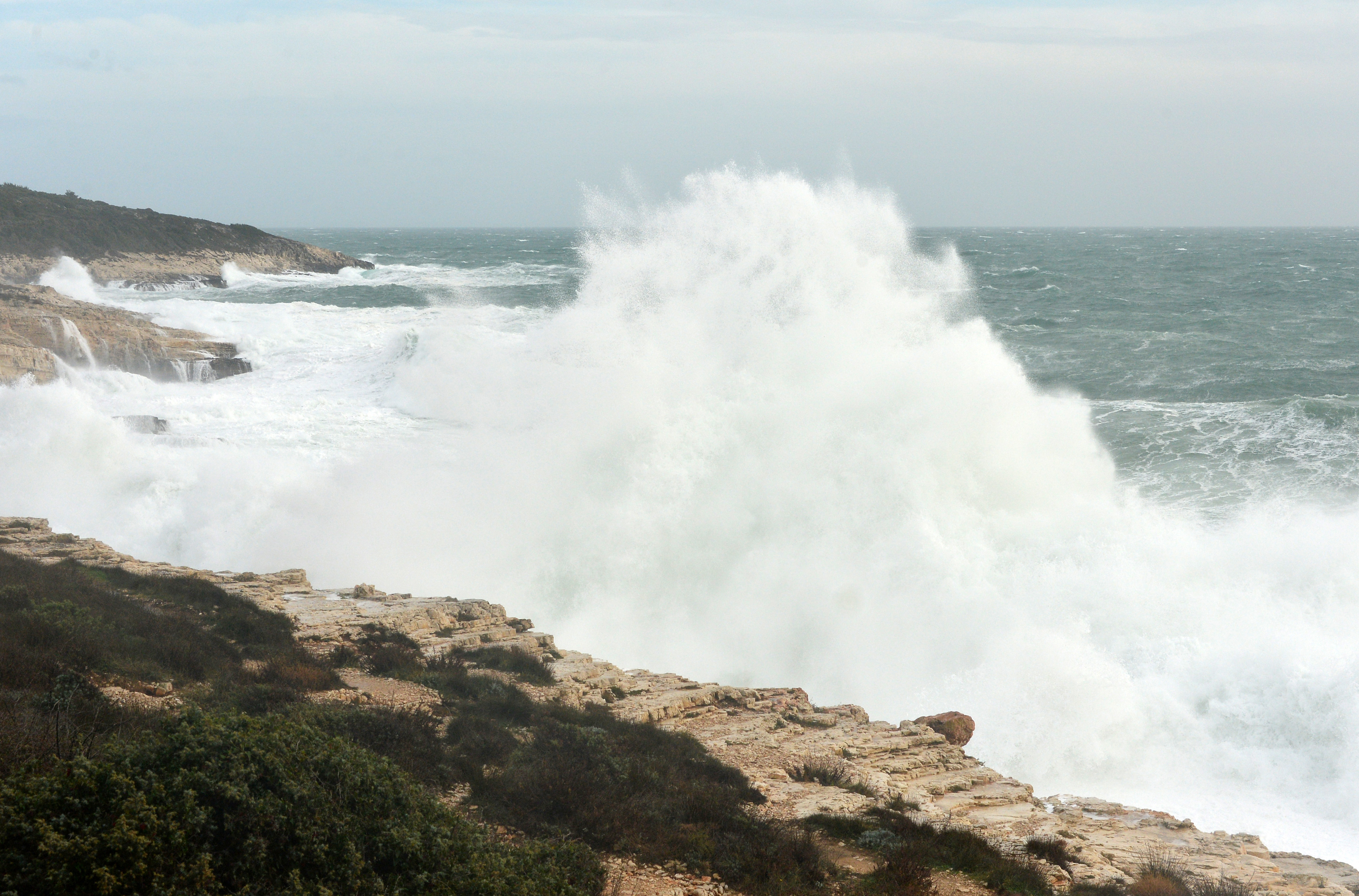 Orkanski udari juga i divovski valovi na rtu Kamenjak