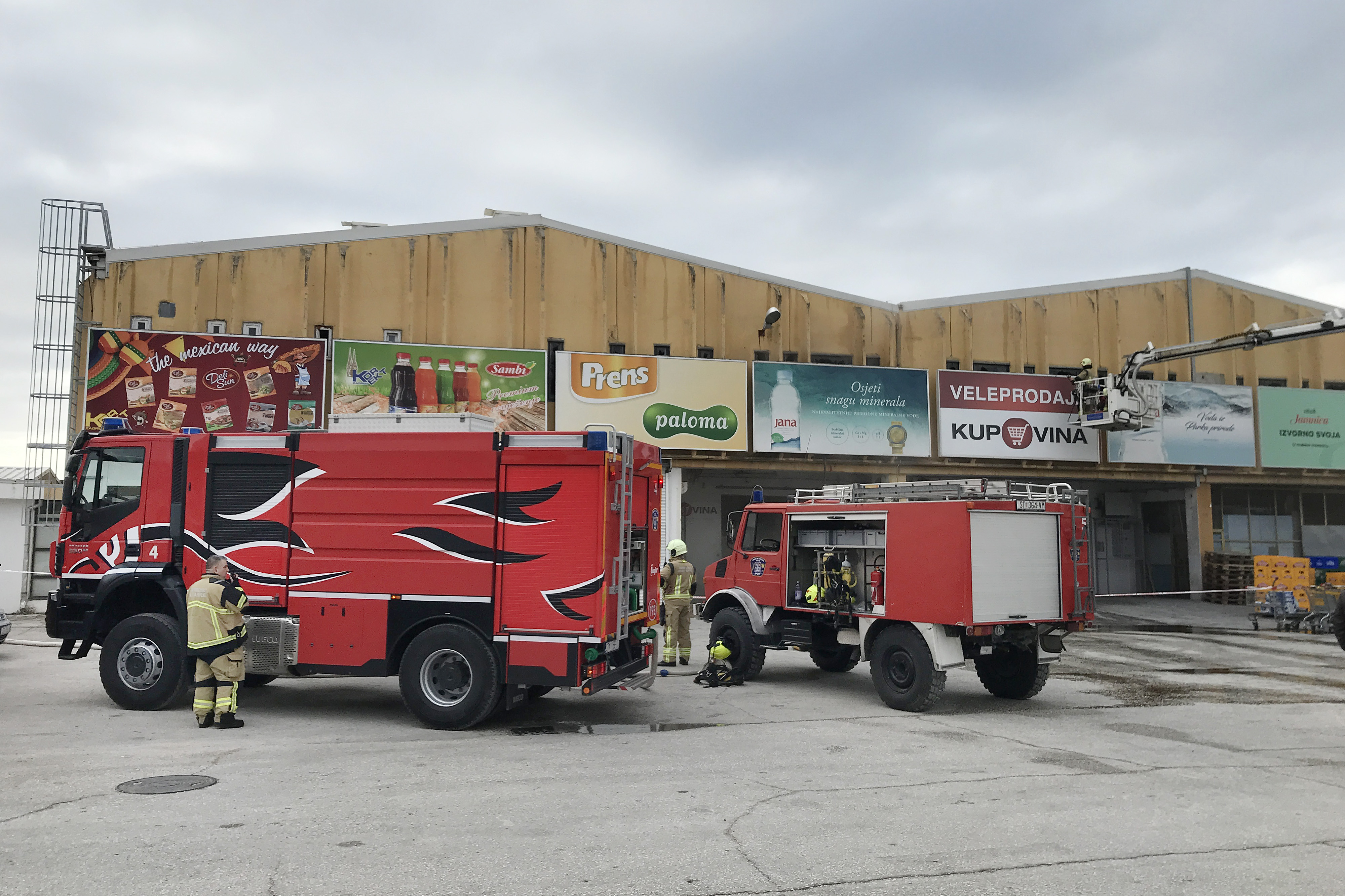 Split: Gorjelo skladište prehrambenih proizvoda na veletržnici