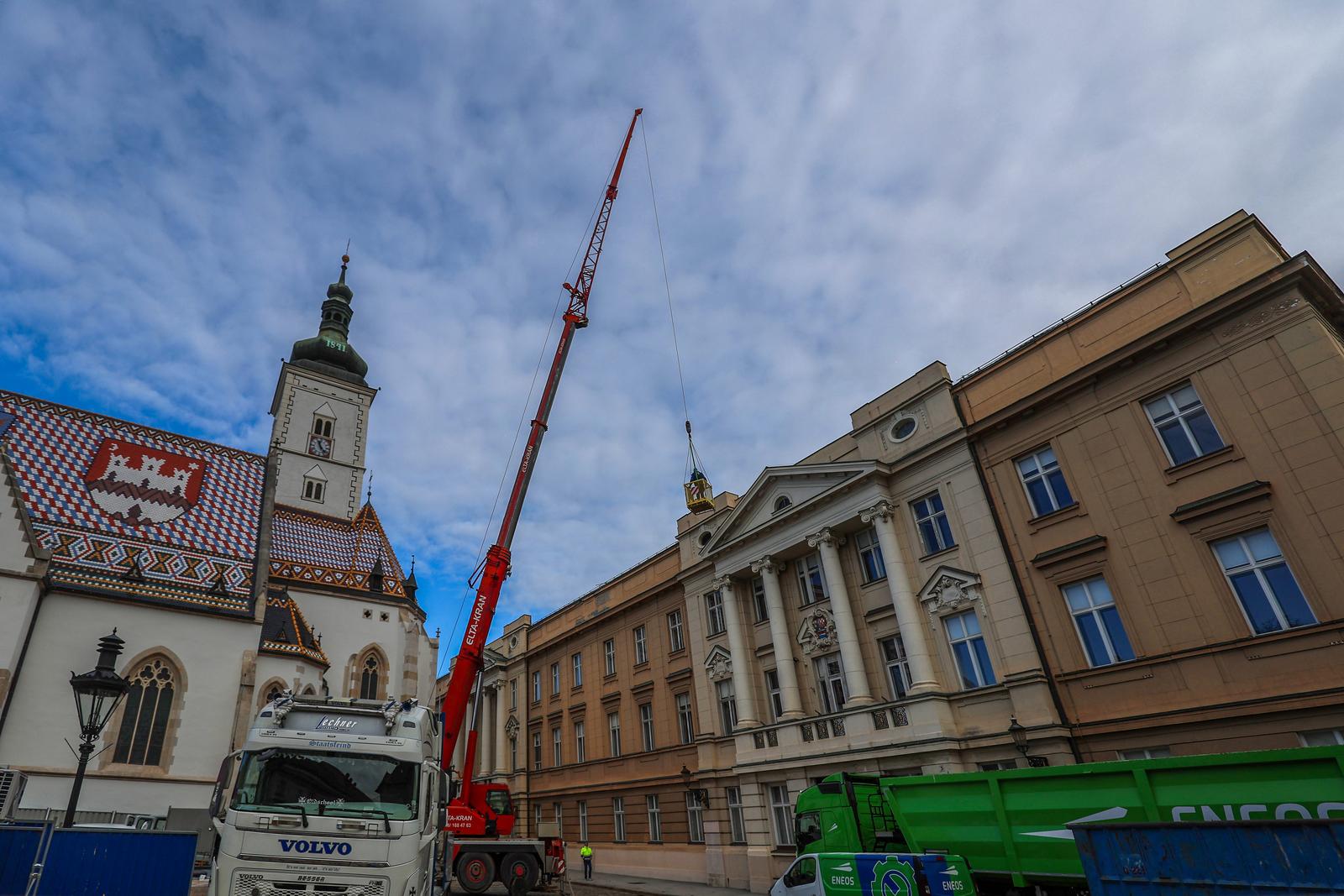 Zagreb: Radnici velikim kranom izvlače kablove iz zgrade Sabora gdje je u tijeku obnova