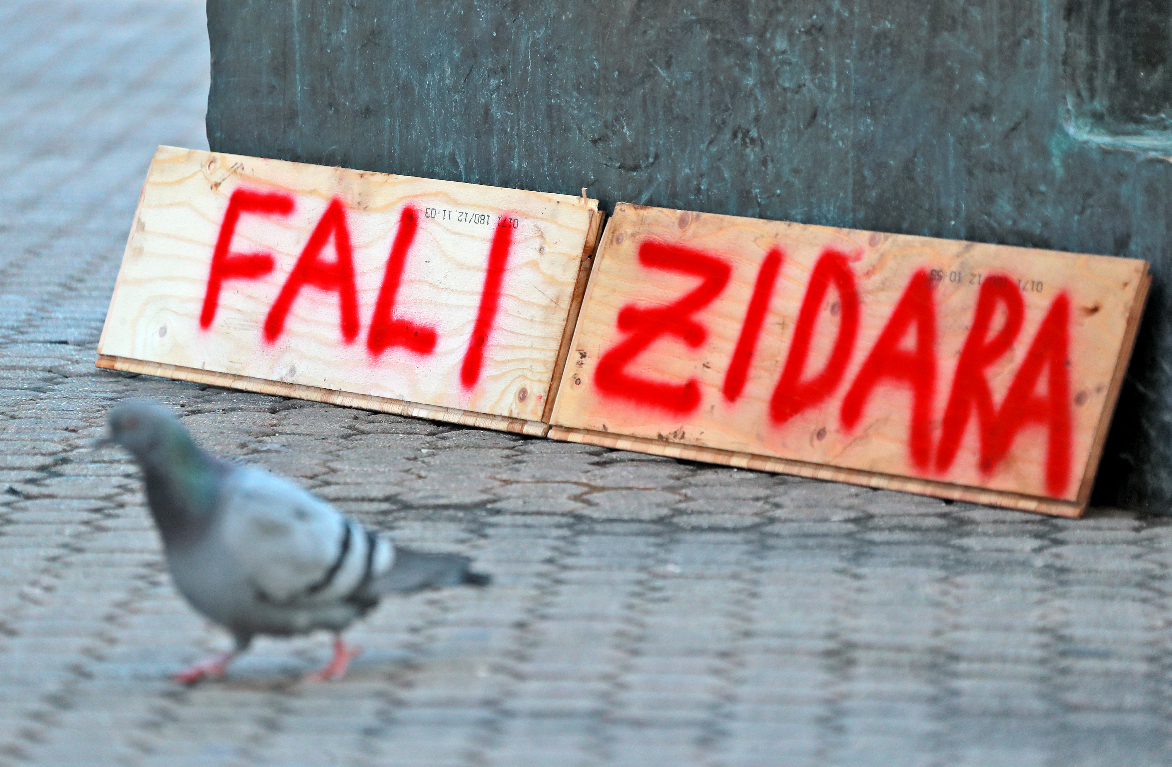 Zagreb: U samom sreditu grada na nekoliko mjesta osvanuo je natpis: Fali zidara