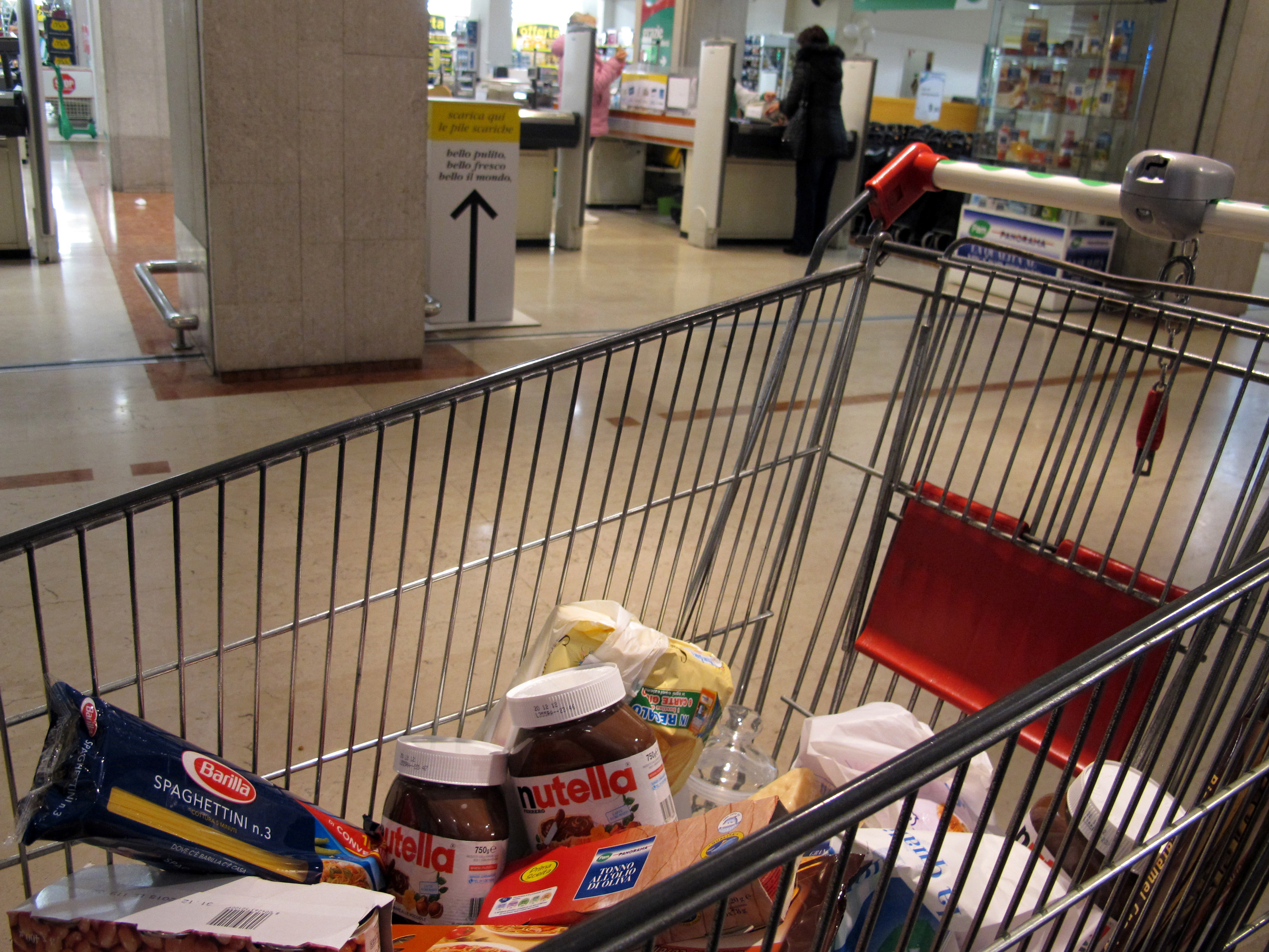 Trst: Ponuda artikala za op?u uporabu u talijanskim supermarketima, ilustracija