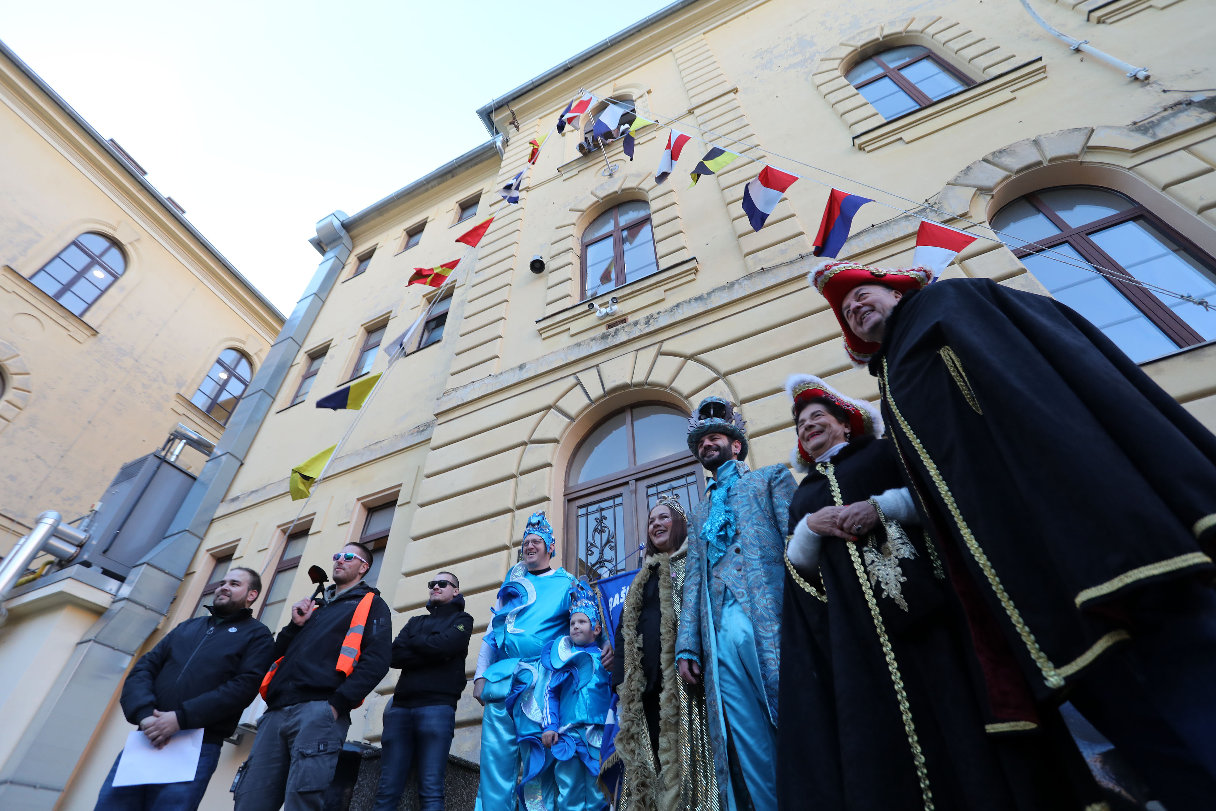 Rijeka: Riječki pust rasko Patić obješen je na zgradi Pomorskog fakulteta
