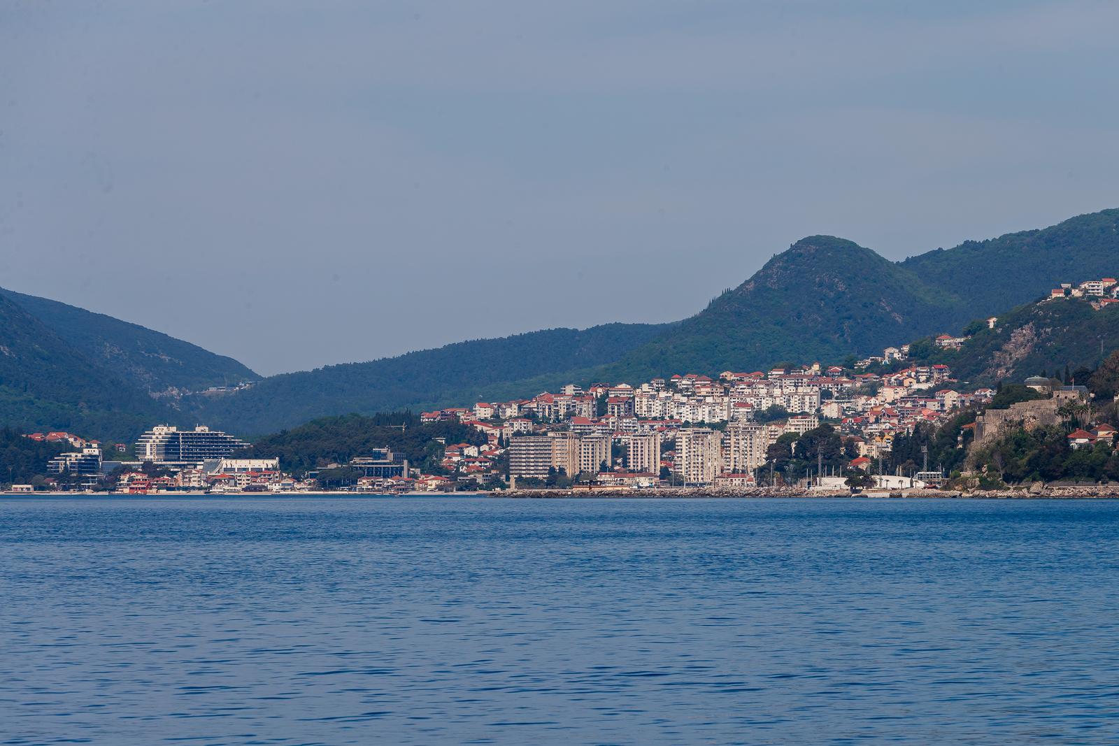 Pogled na Herceg Novi i hrvatski poluotok Prevlaka