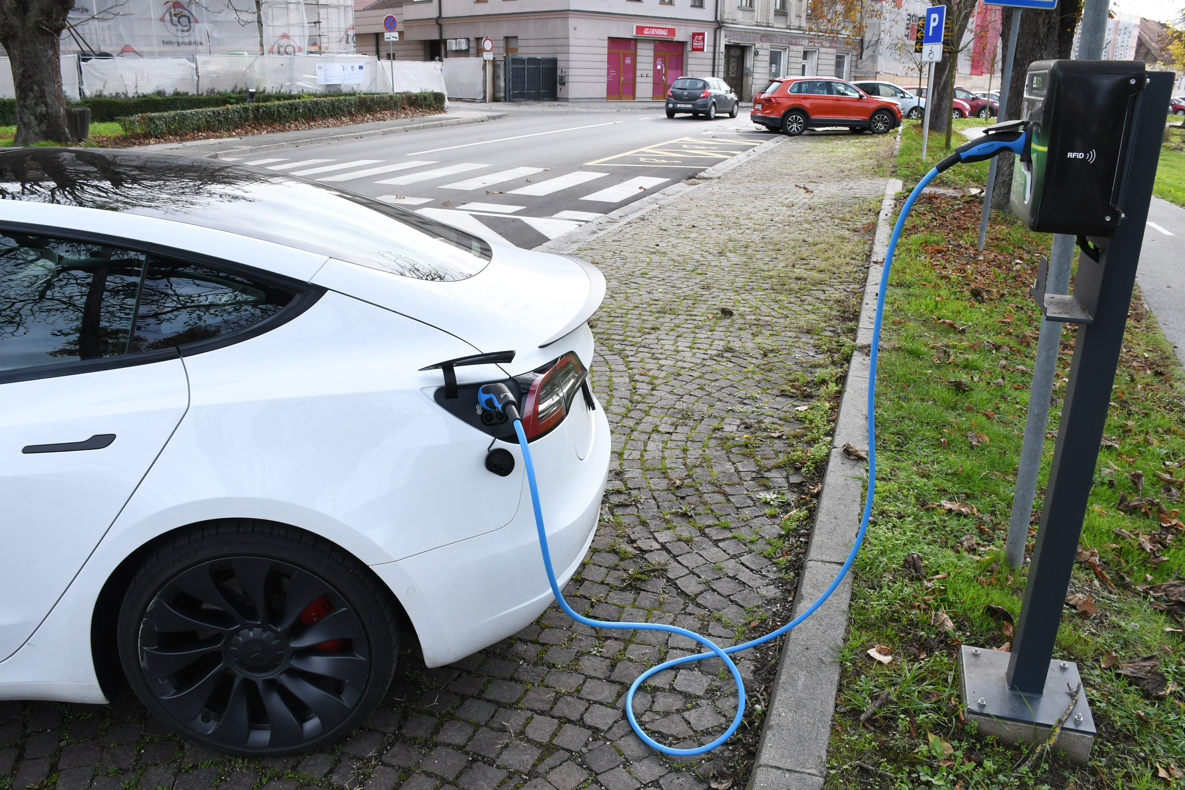 Punjenje električnog automobila