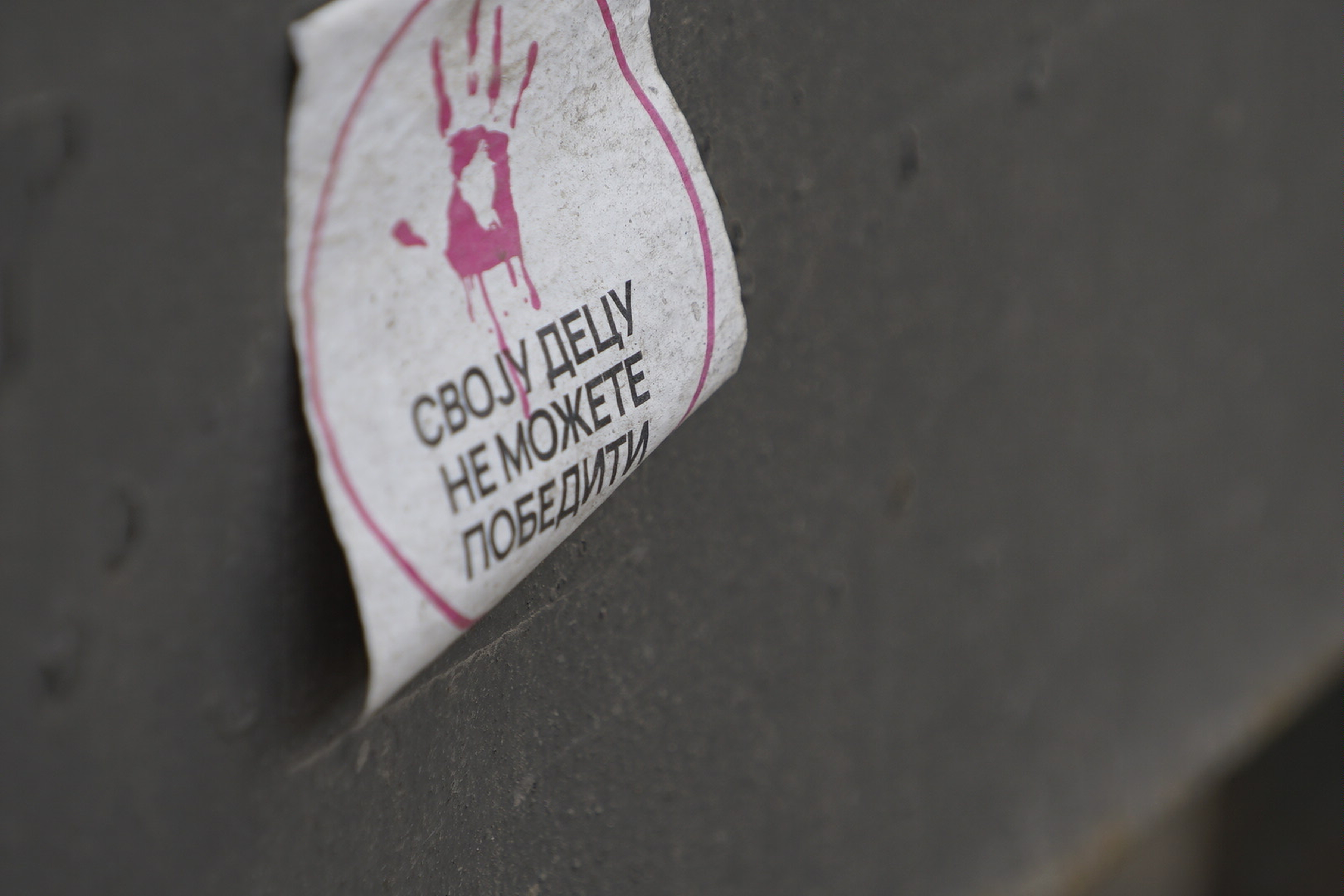 Beograd: Studenti i brojni građani koji su blokiraju Autokomandu zastali su u 11.52 na 15 minuta kako bi u tišini odali počast nastradalima u Novom Sadu