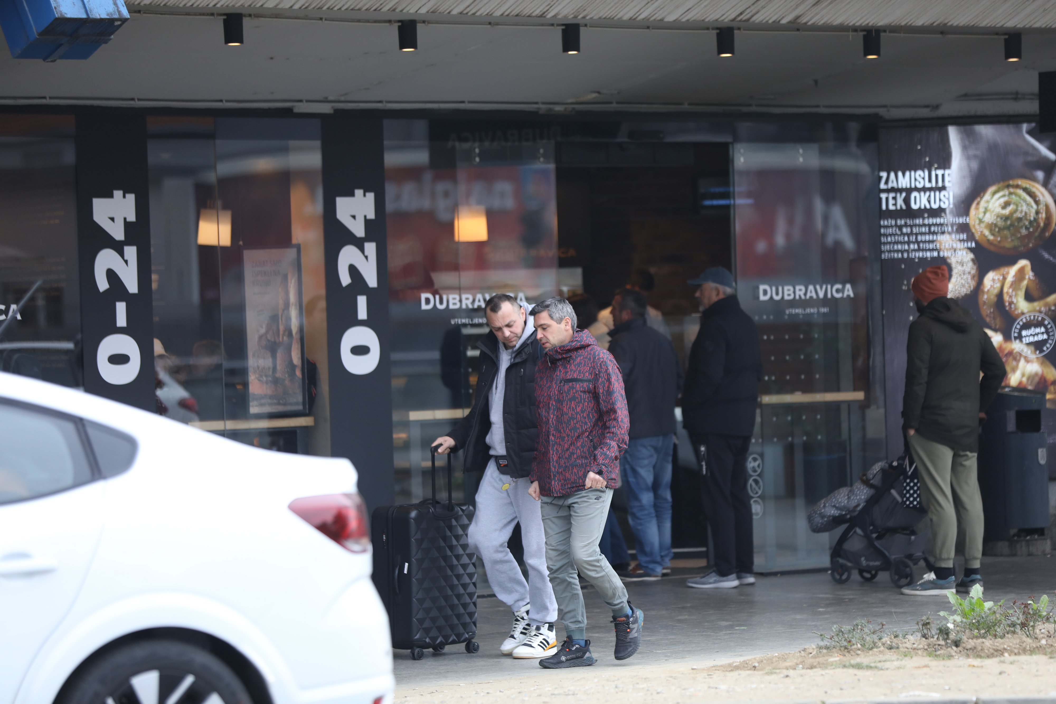 Zagreb: Gužve na autobusnom kolodvoru ispred rijetko otvorenih dućana i pekarnica u gradu