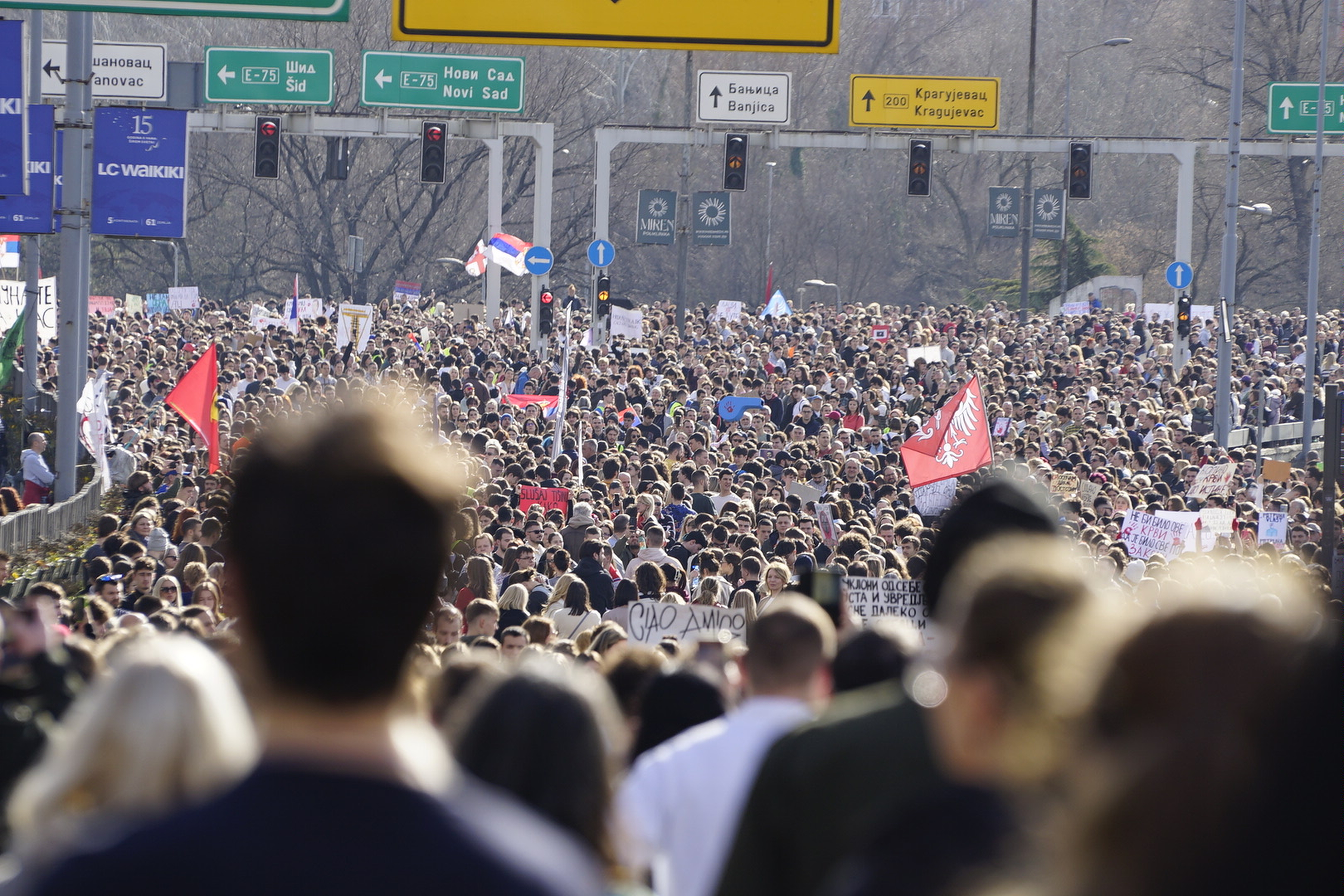 Beograd: Studenti i brojni građani koji su blokiraju Autokomandu zastali su u 11.52 na 15 minuta kako bi u tišini odali počast nastradalima u Novom Sadu
