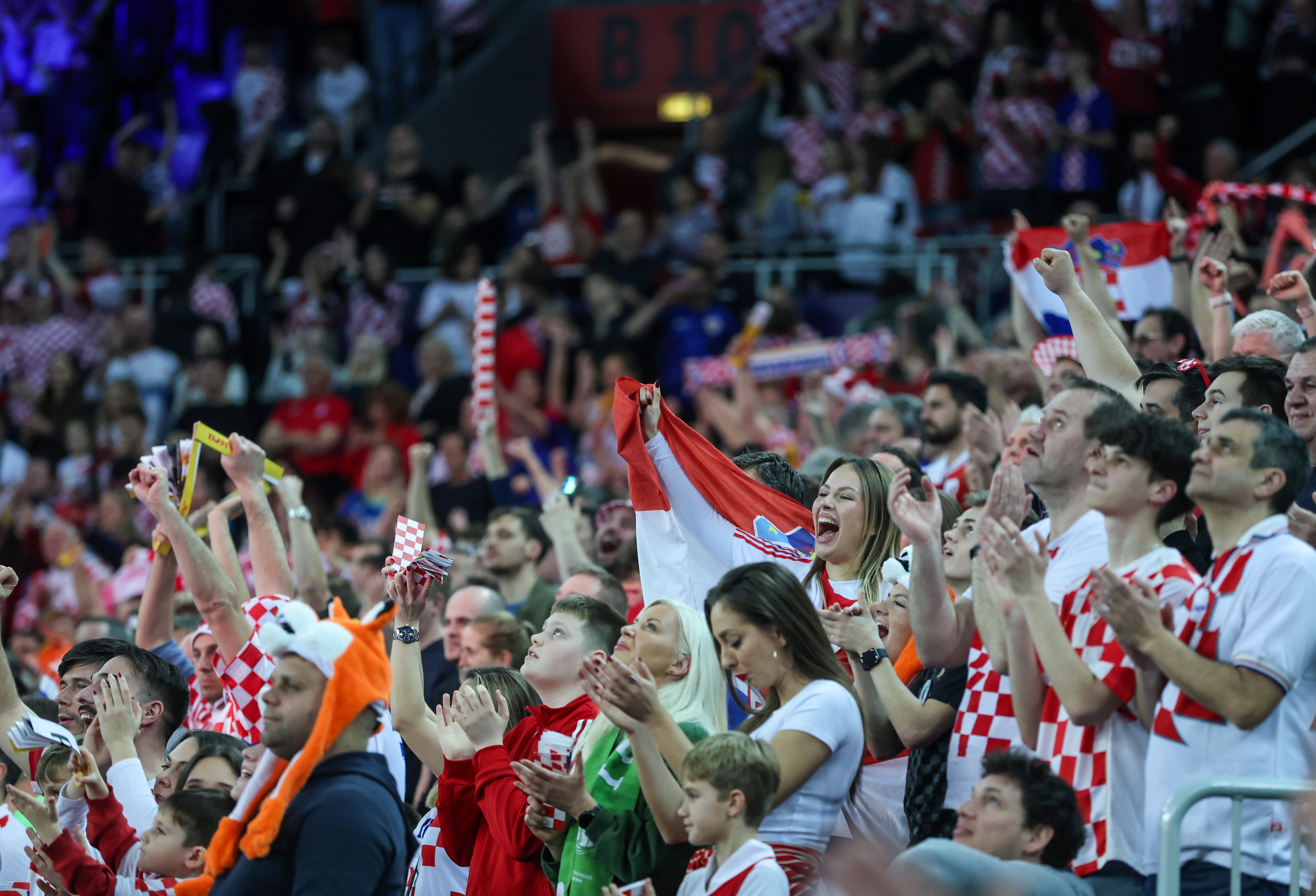 Zagreb: Navijači na susretu Hrvatske i Slovenije na IHF Svjetskom rukometnom prvenstvu 2025.