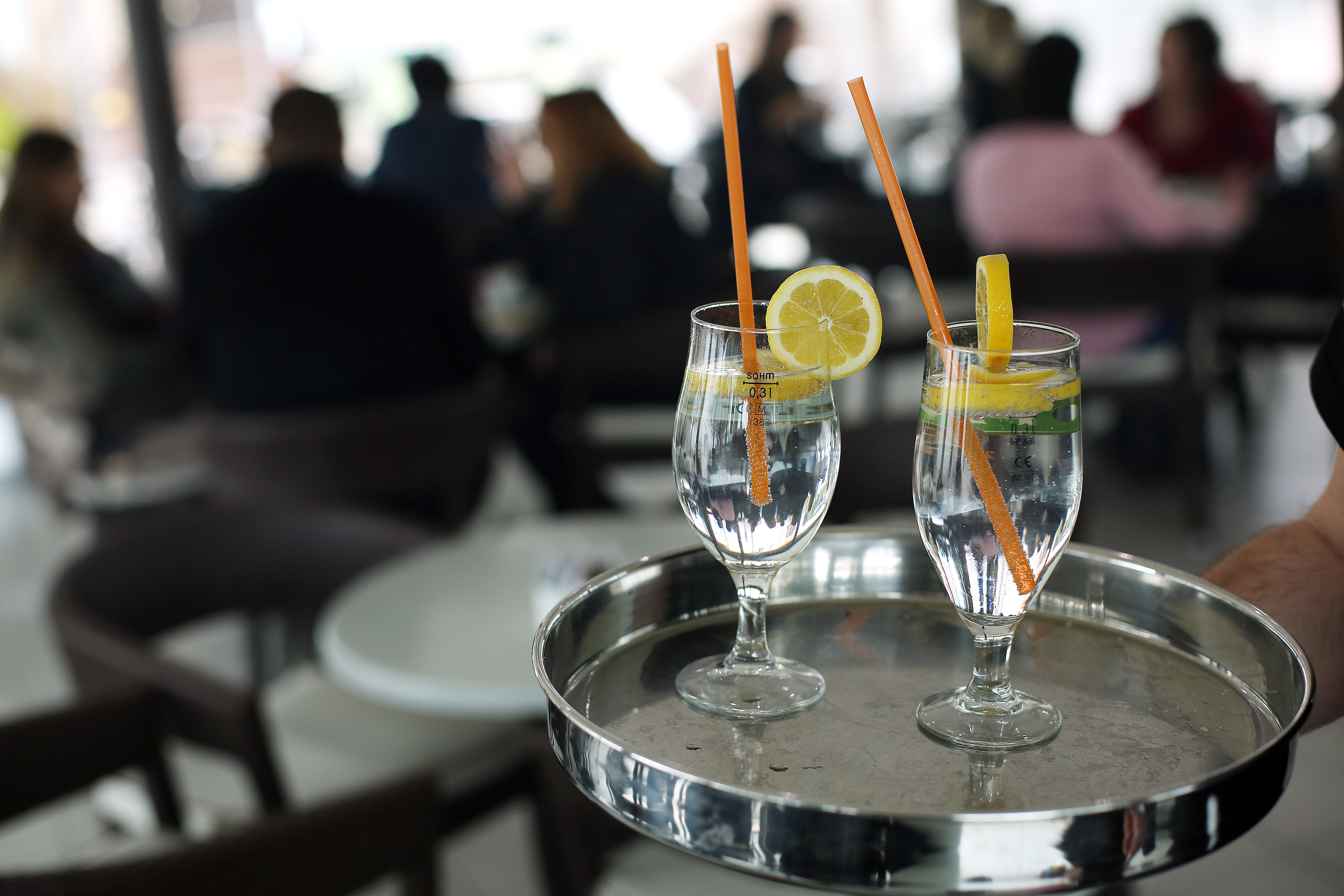 Posluivanje kave u kafi?u