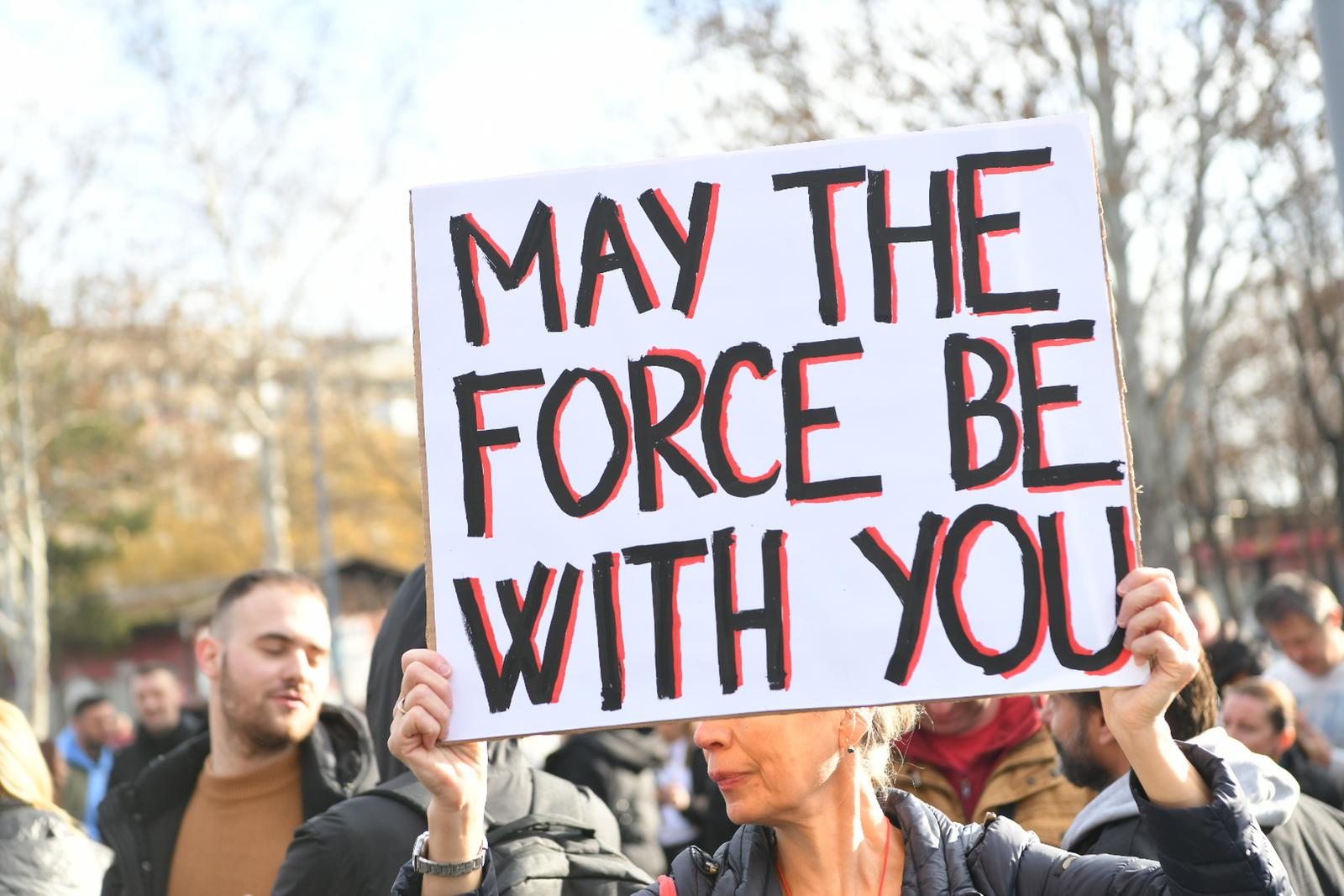 Studenti iz Beograda krenuli pješice za Novi Sad, okupili se ispred Fakulteta dramskih umjetnosti