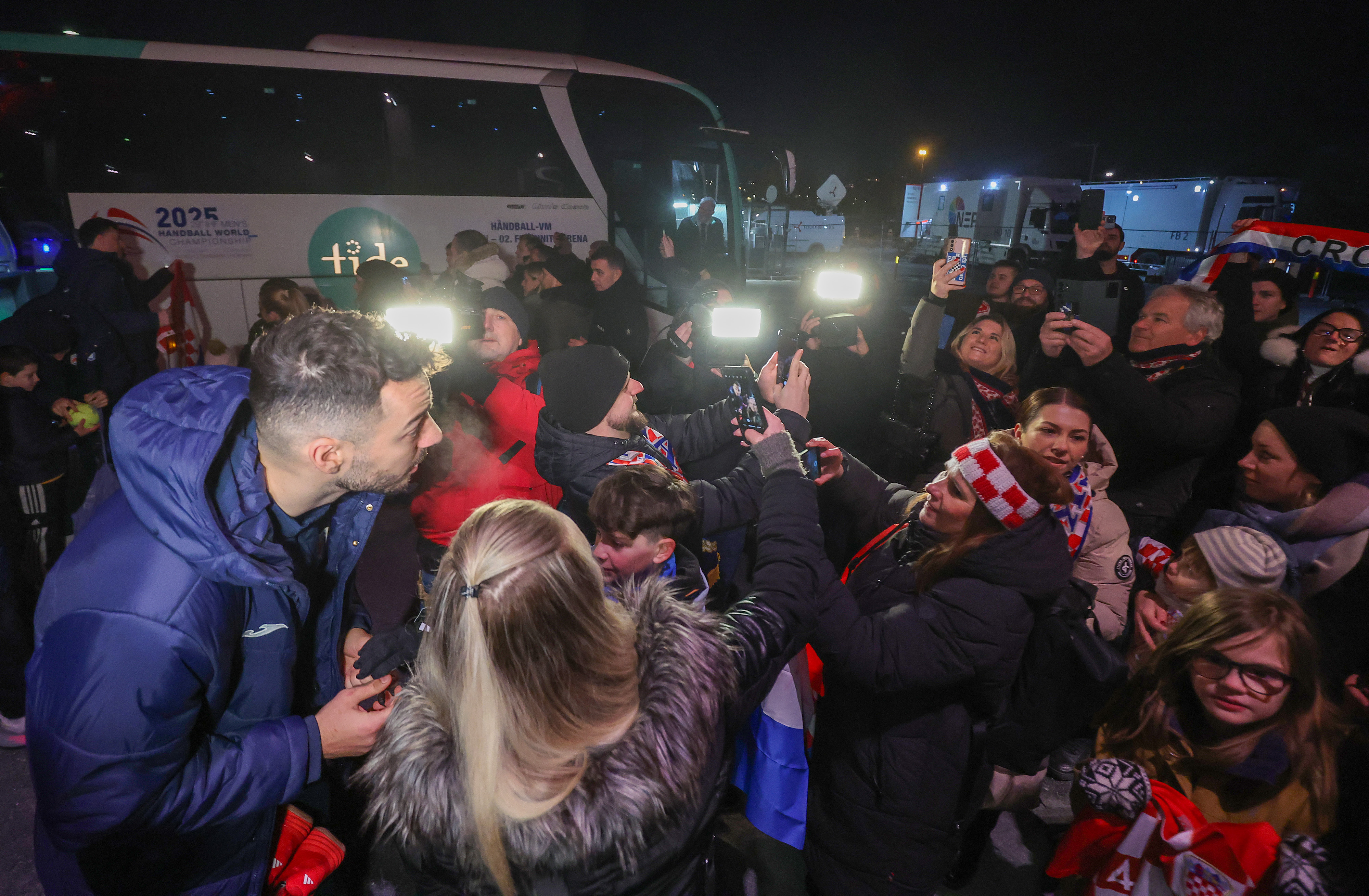 Navijači ispred Unity Arene u Oslu gdje reprezentacija ima trening