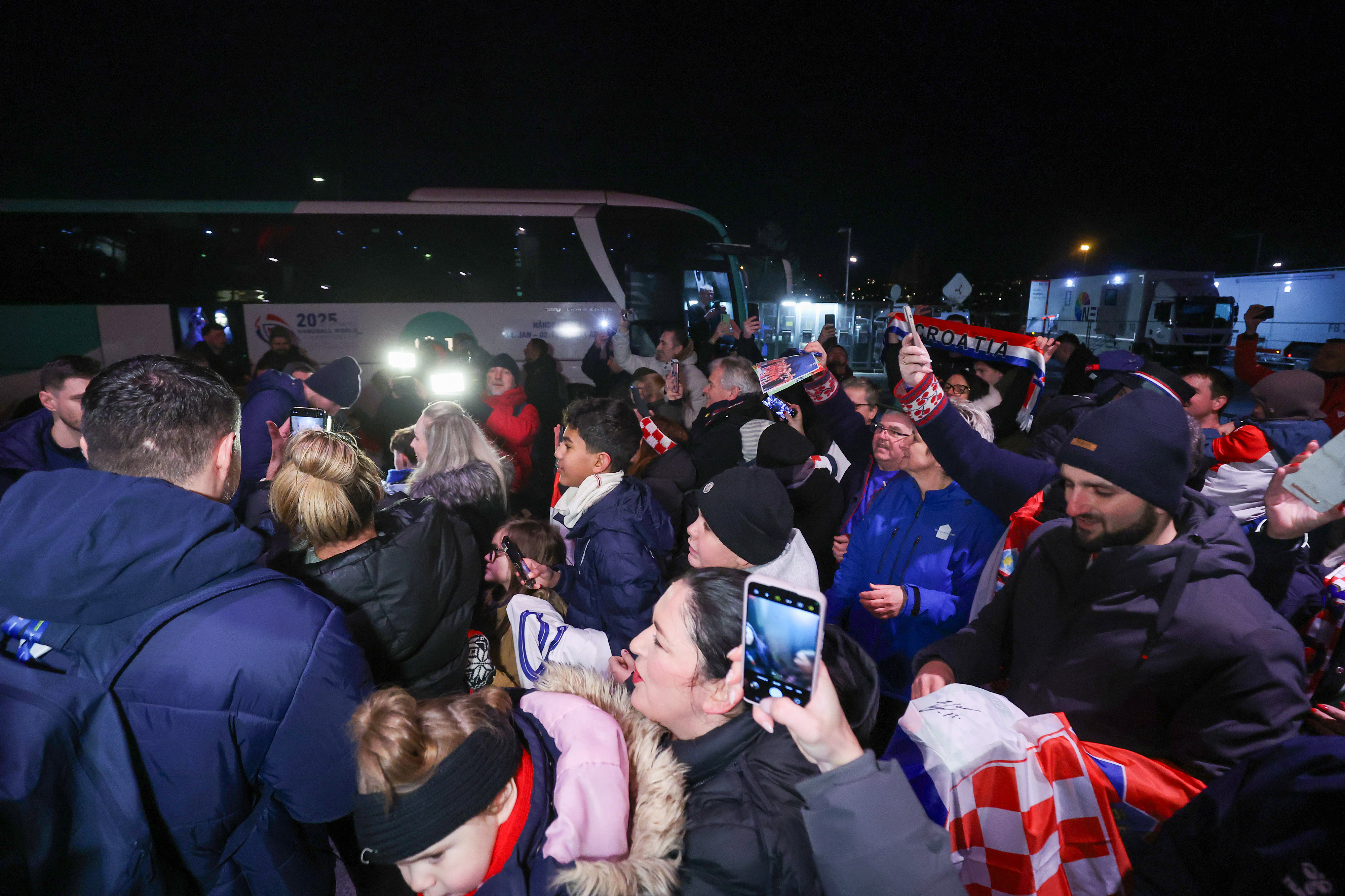 Navijači ispred Unity Arene u Oslu gdje reprezentacija ima trening