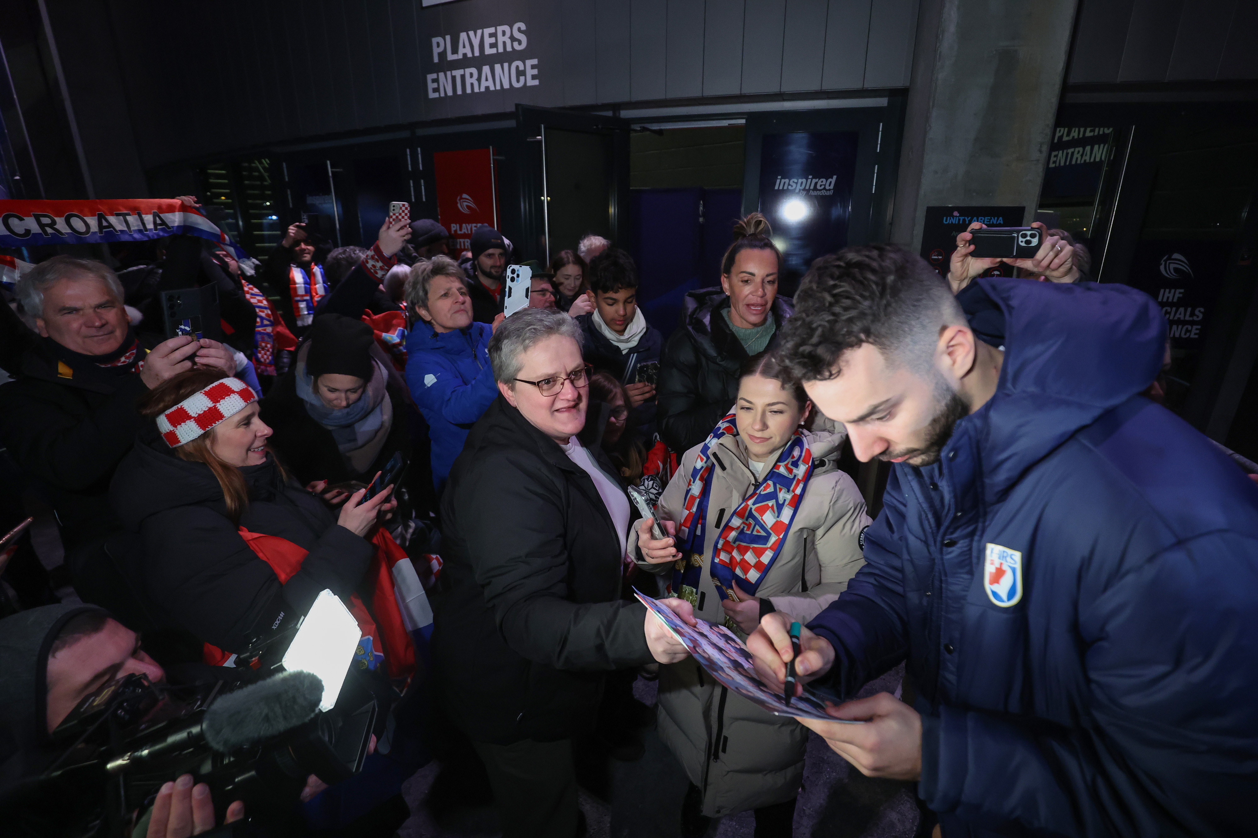 Navijači ispred Unity Arene u Oslu gdje reprezentacija ima trening