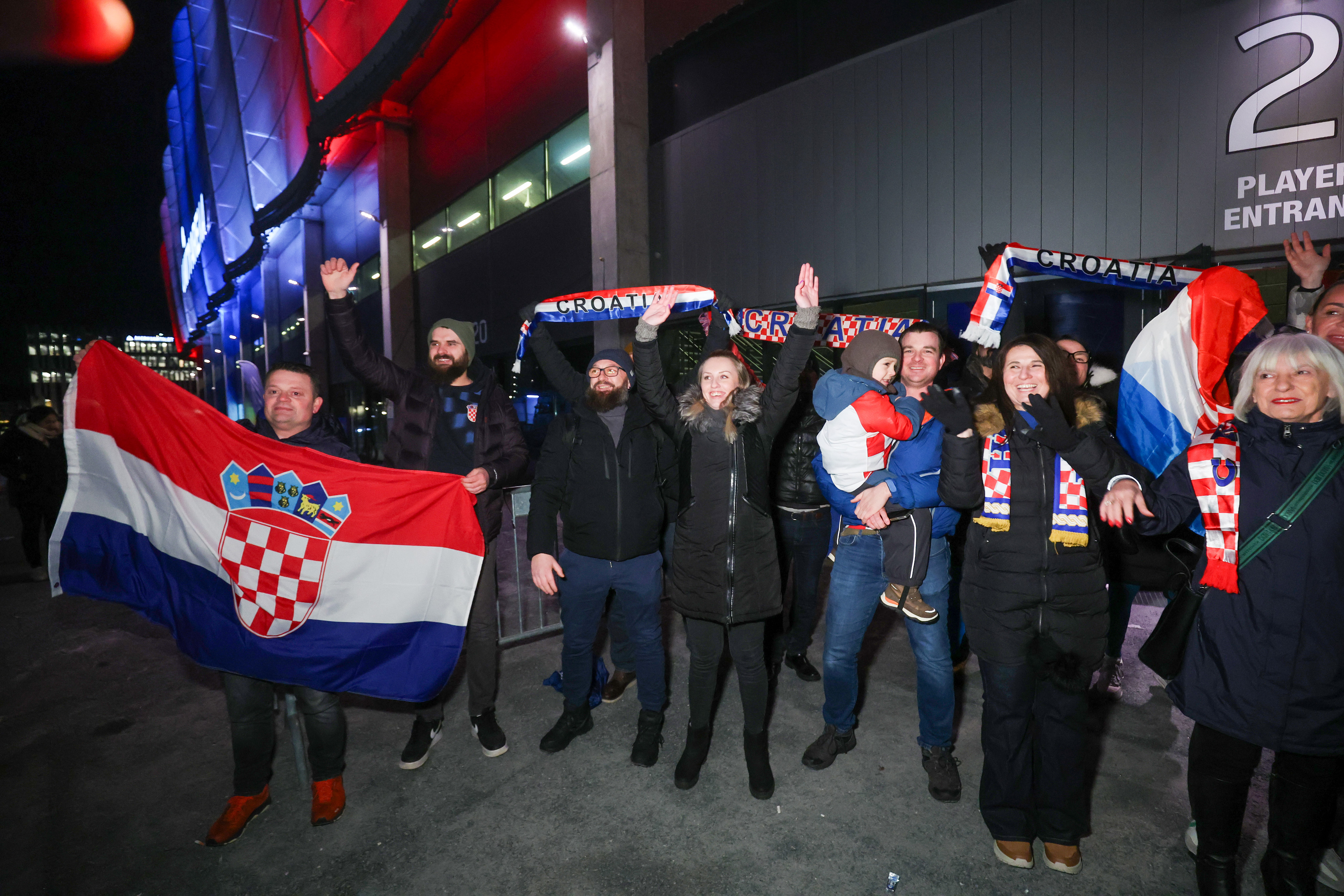 Navijači ispred Unity Arene u Oslu gdje reprezentacija ima trening