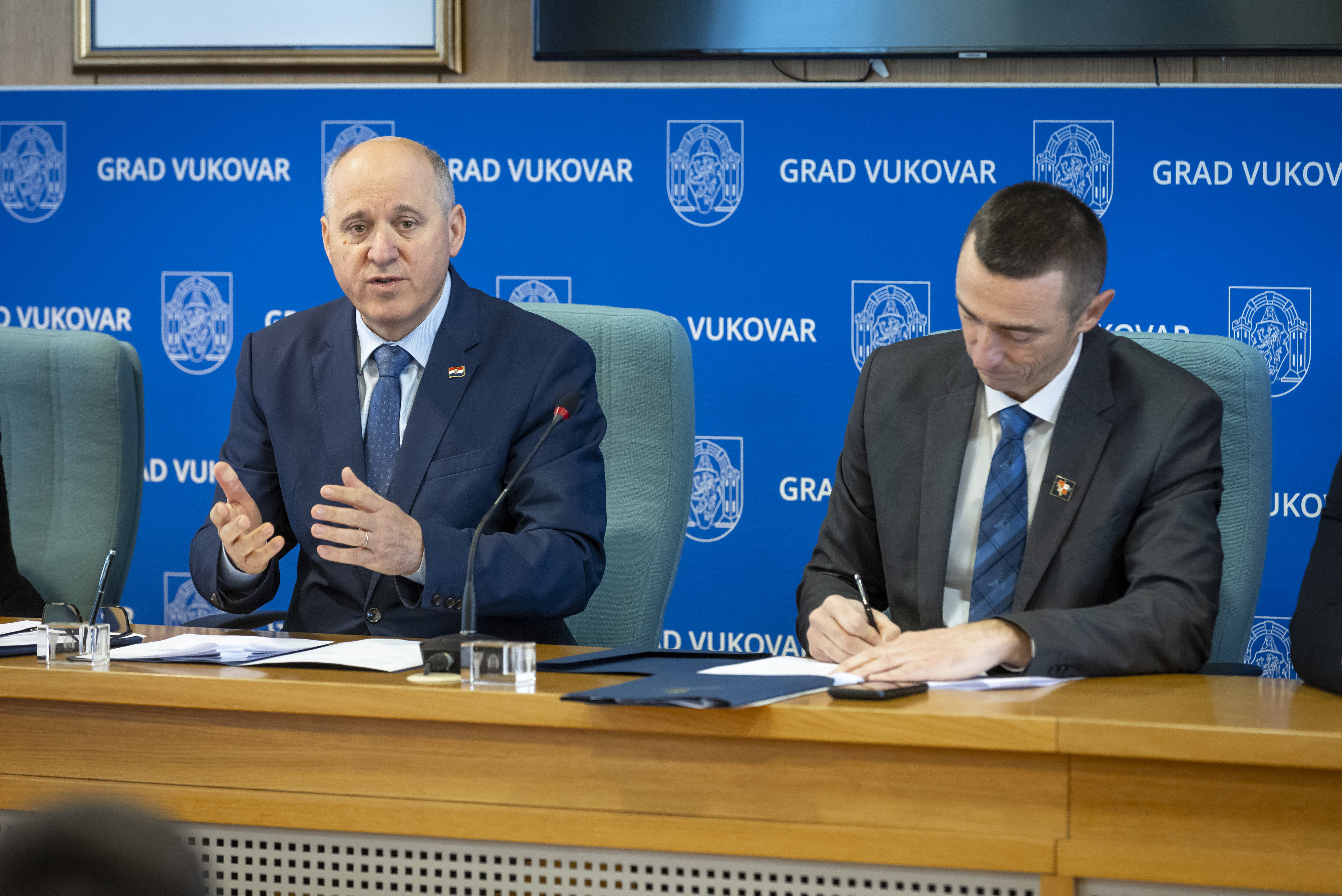 Vukovar: Ministar Branko Bačić održao radni sastanak s gradonačelnikom Grada Vukovara Ivanom Penavom o obnovi nekretnina u državnom vlasništvu