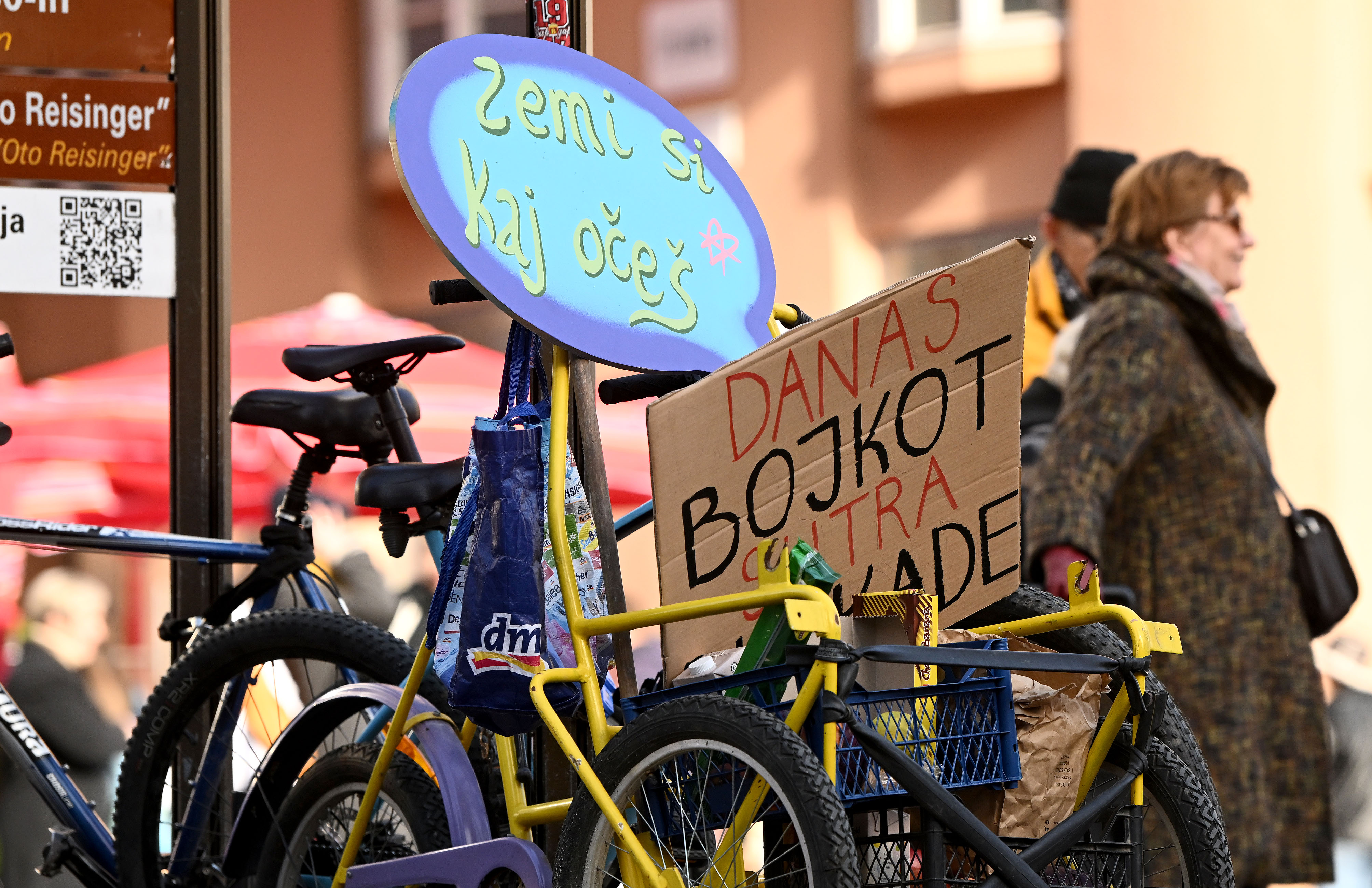 Zagreb: Ostavljen bicikl s porukama o bojkotu trgovina