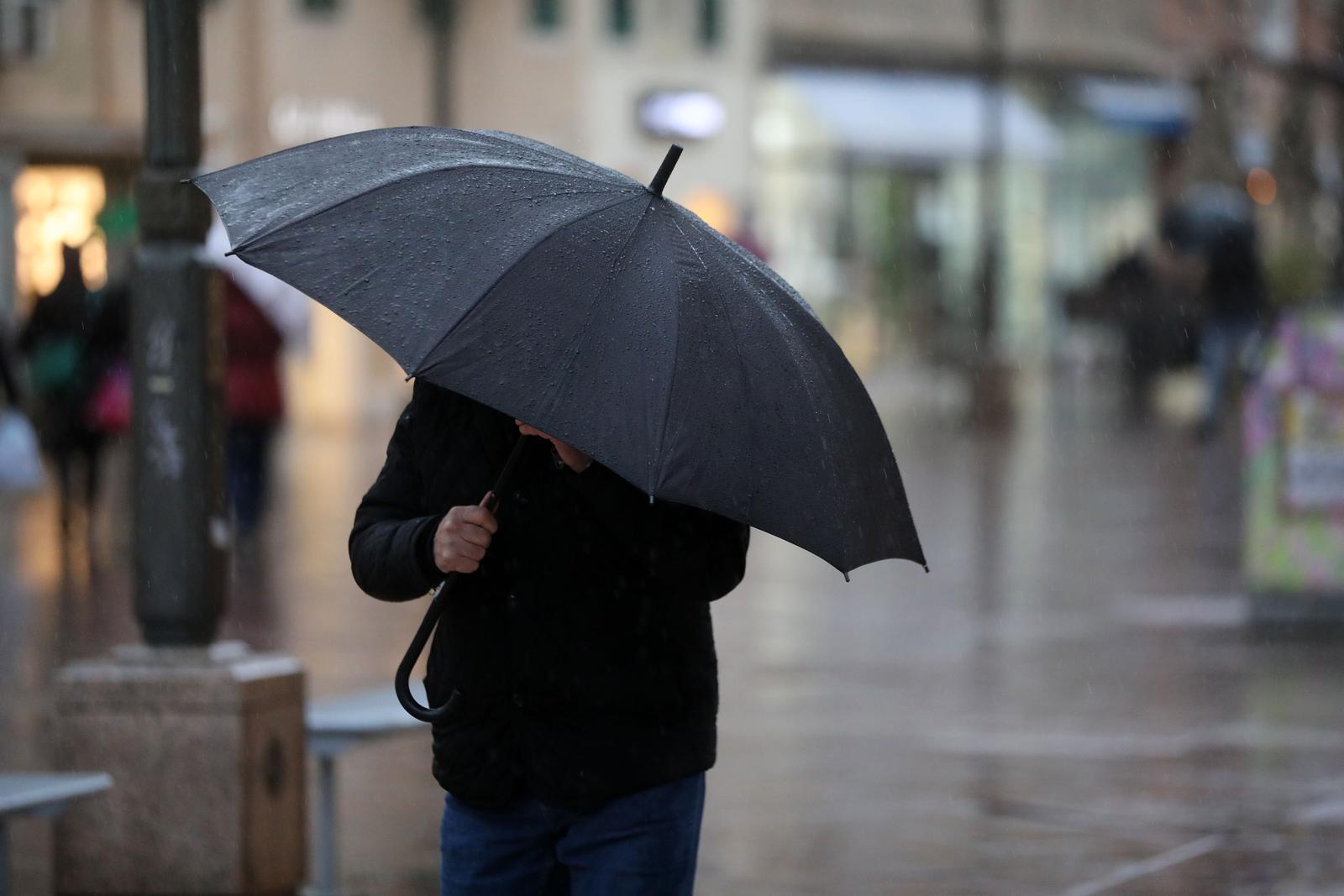 Rijeka: Kiša i bura građanima  stvaraju probleme