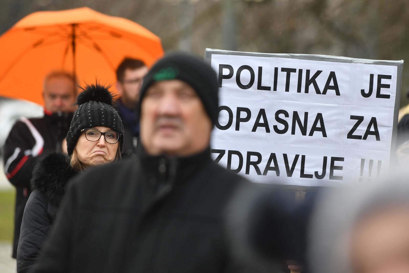 Čakovec: Građani se okupili ispred bolnice u znak podrške kirurzima Županijske bolnice Čakovec