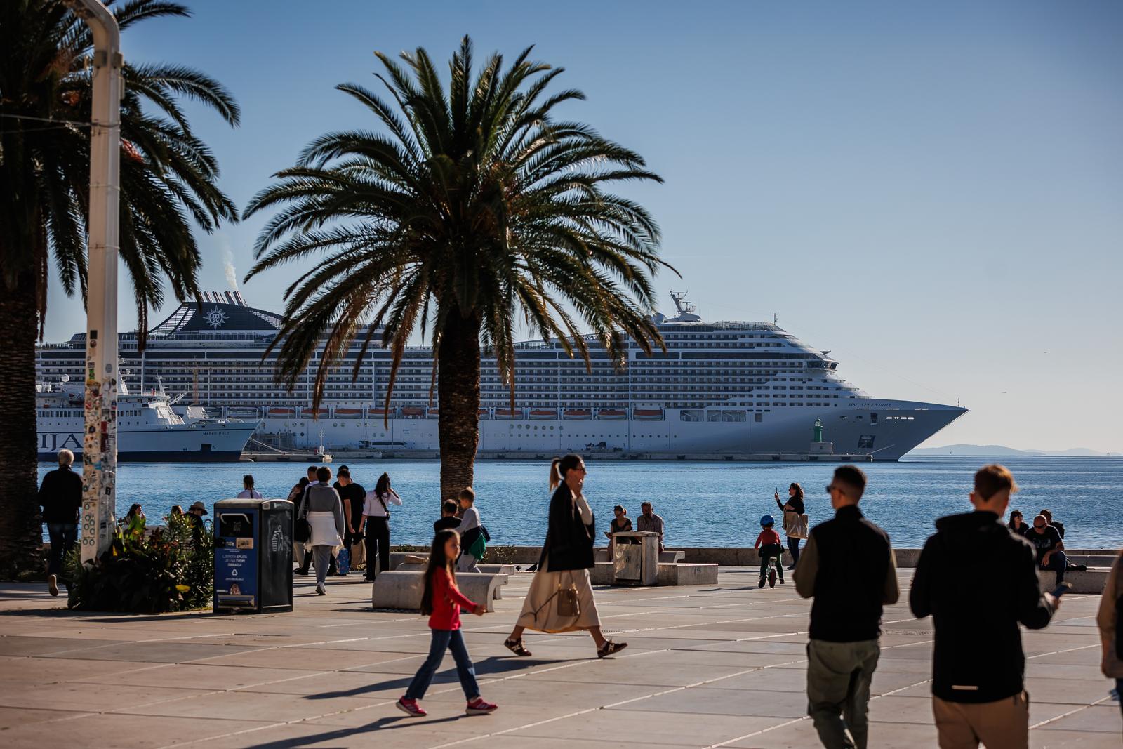 Split: Sunčano i toplo poslijepodne na splitskoj rivi