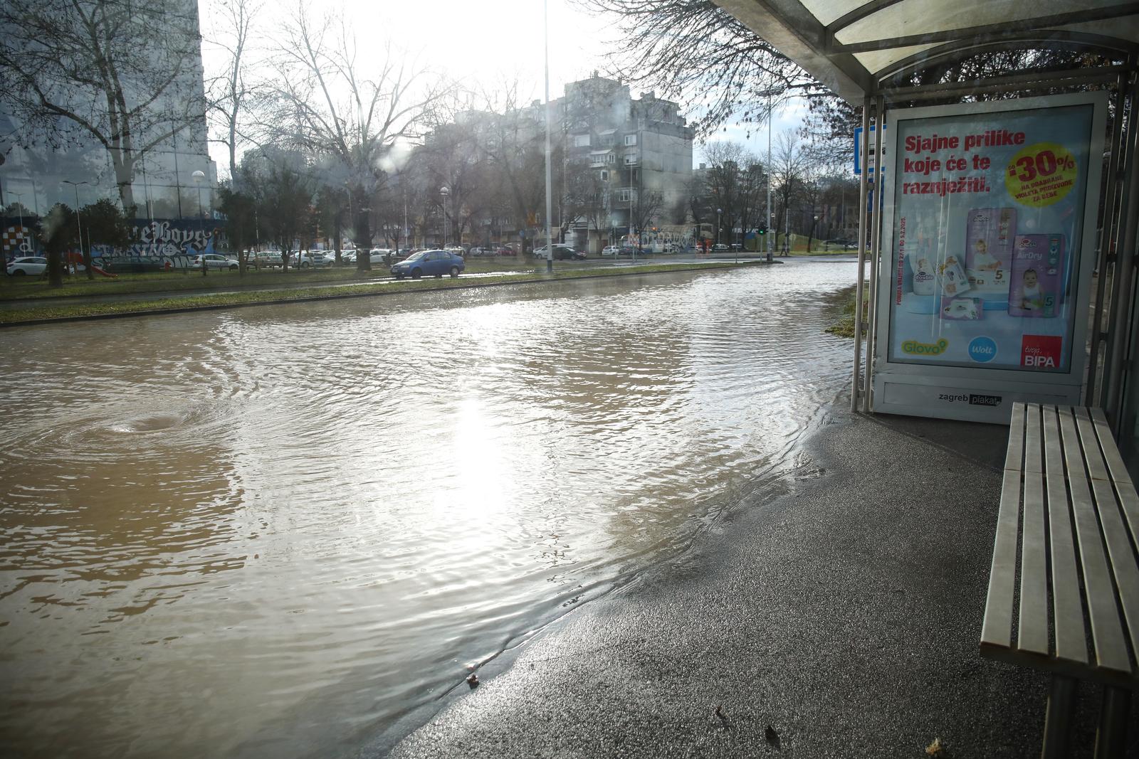 Zagreb: Poplava u Ukrajinskoj ulici zbog puknuća cijevi