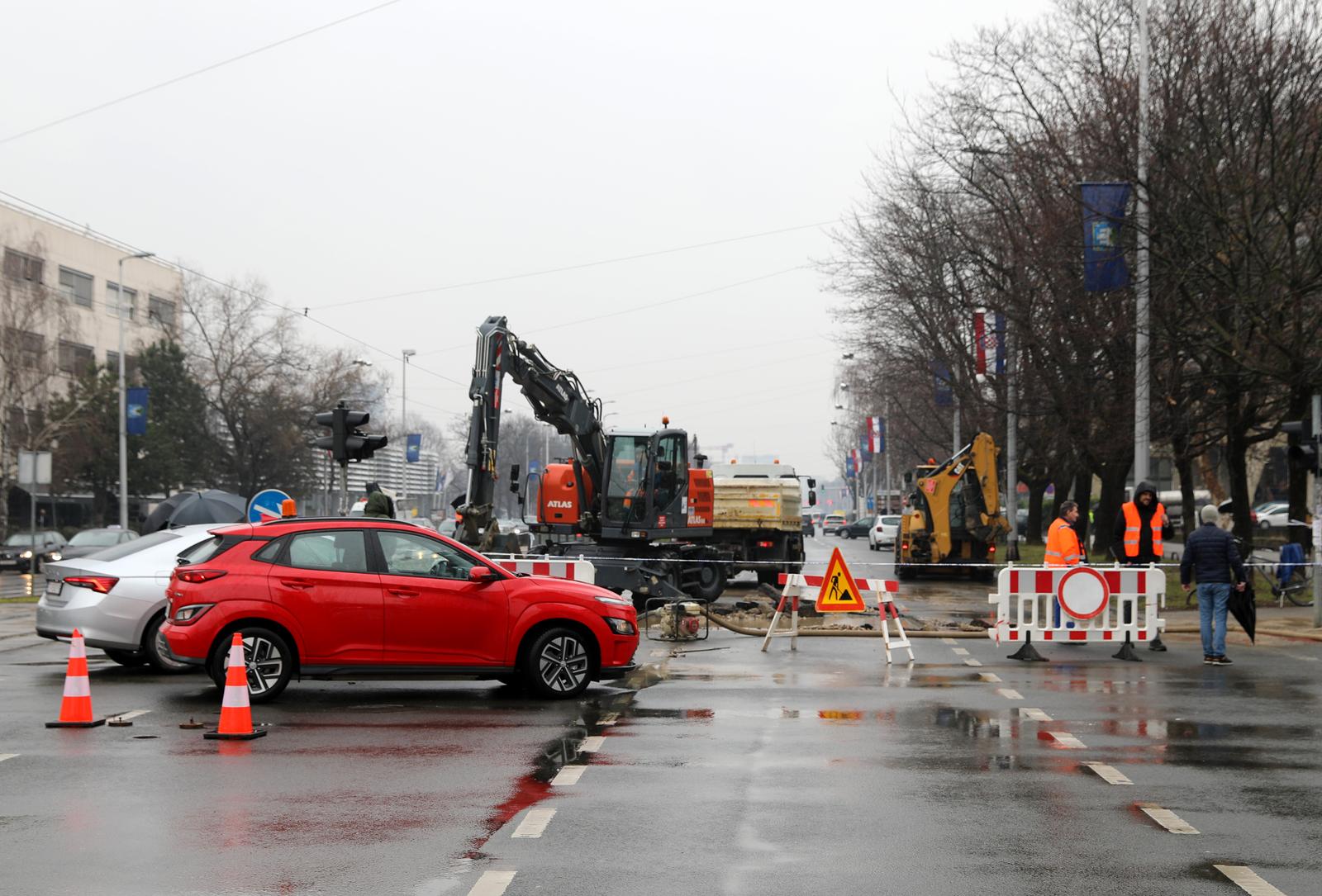 Zagreb: Puknuće cijevi na križanju Vukovarske i Ivana Lučića