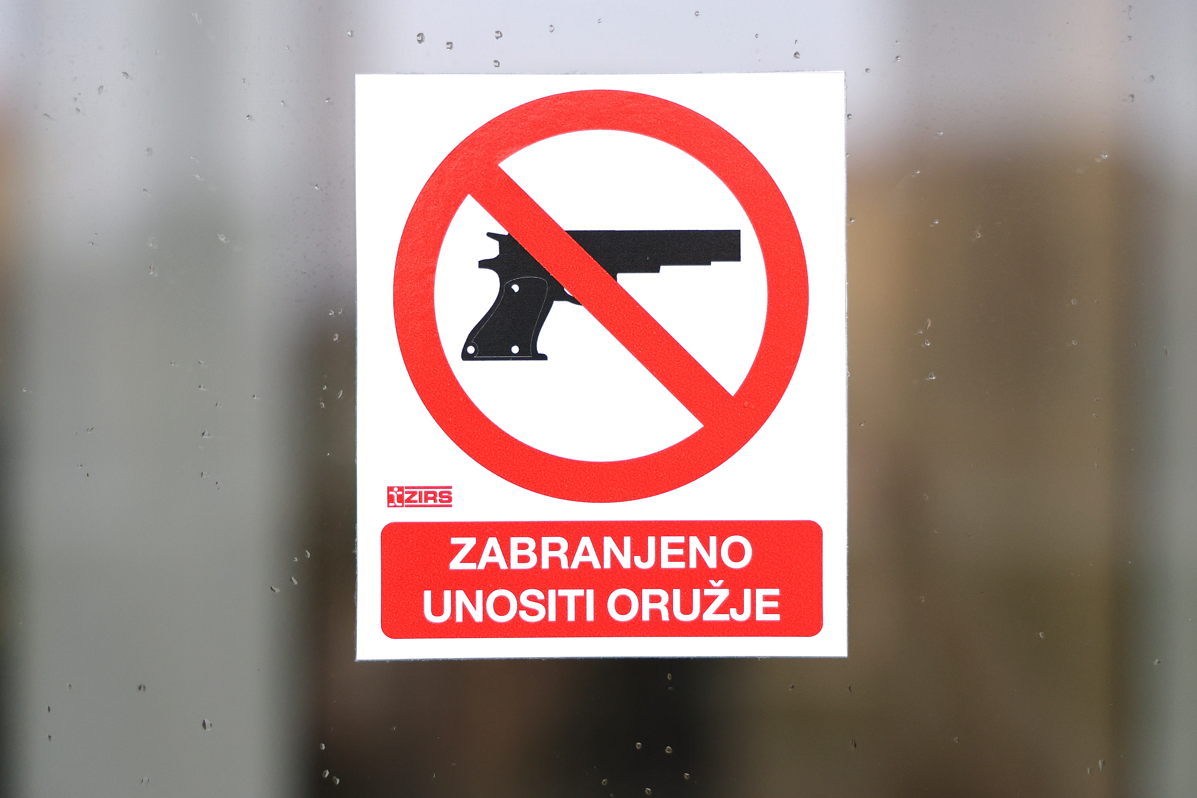 Zagreb: Na ulazima u Sabor pojavile se obavijesti o zabrani unosenja oruzja