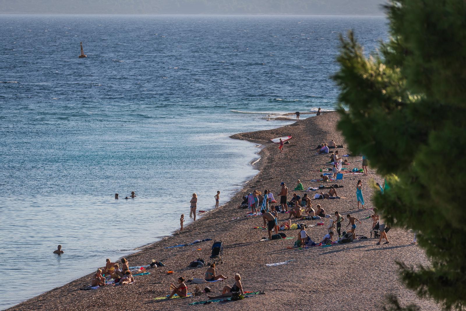 Bol: Zlatni Rat, najpoznatija plaža na Jadranu i krajem listopada ima posjetitelja