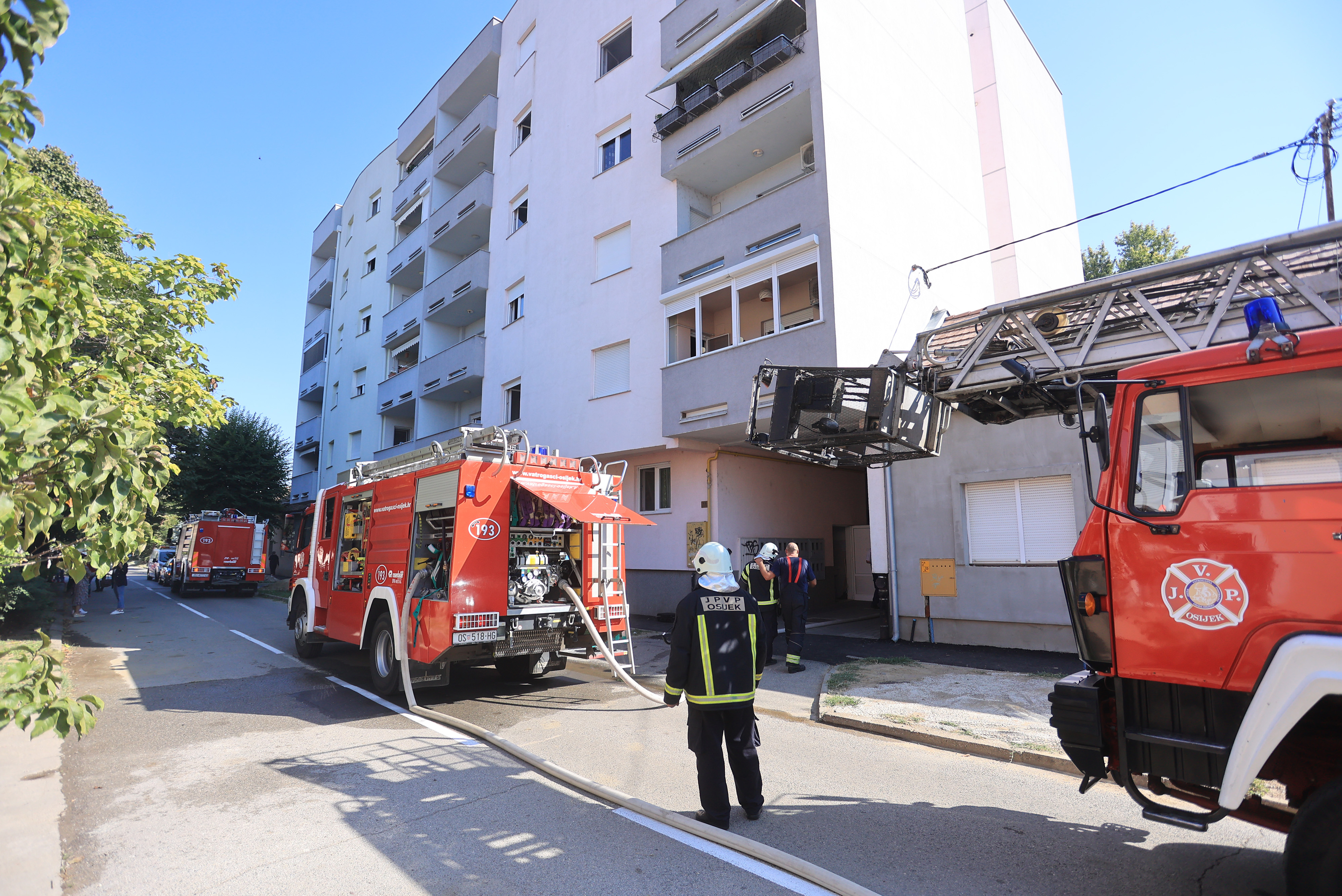 Osijek: Buknuo požar na zgradi u Krbavskoj ulici, svi stanari evakuirani