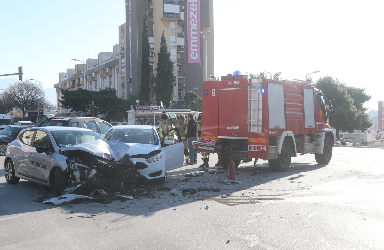 Split: Sudarili se vatrogasci i dva automobila, tri osobe prevezene u bolnicu