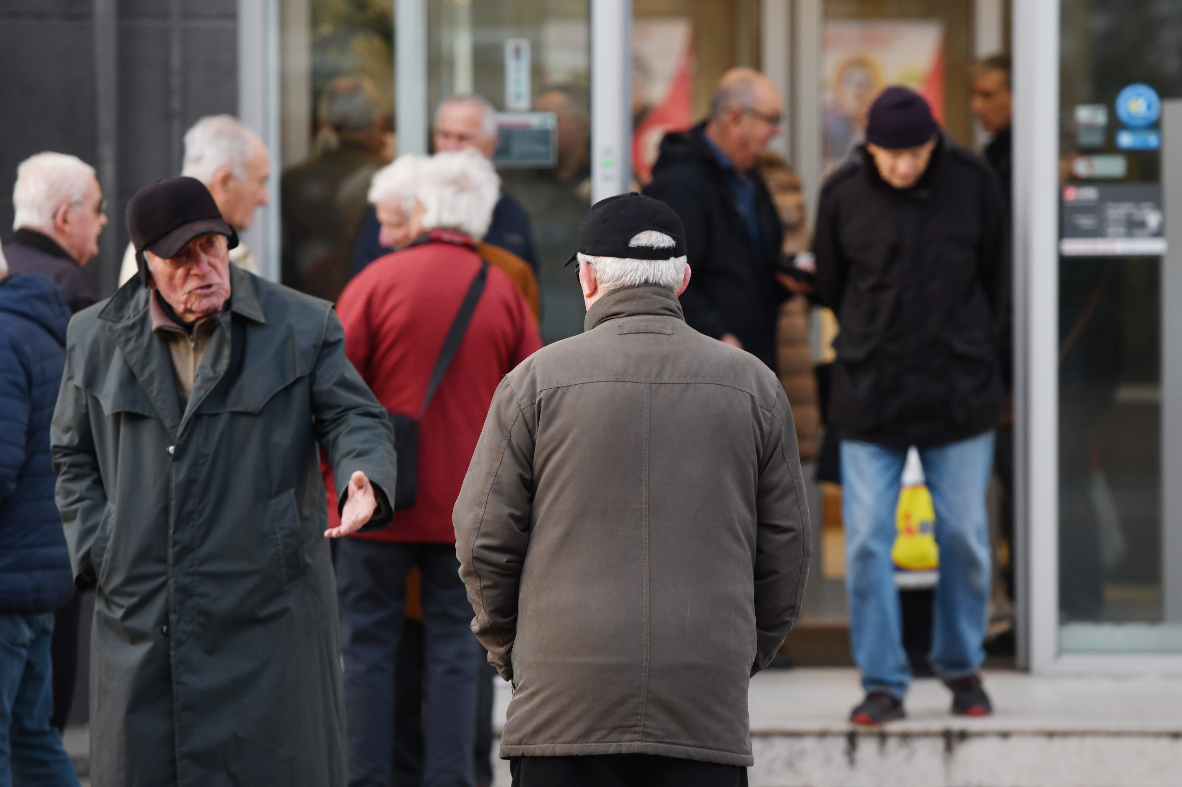 ibenik: Guva ispred banke zbog isplate mirovina