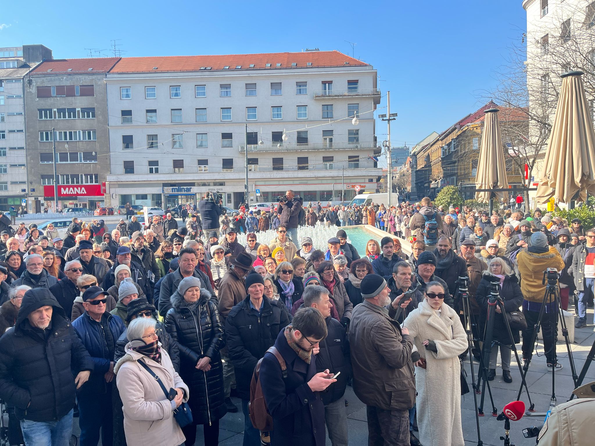 pet minuta šutnje upozorenja ispred hnb-a