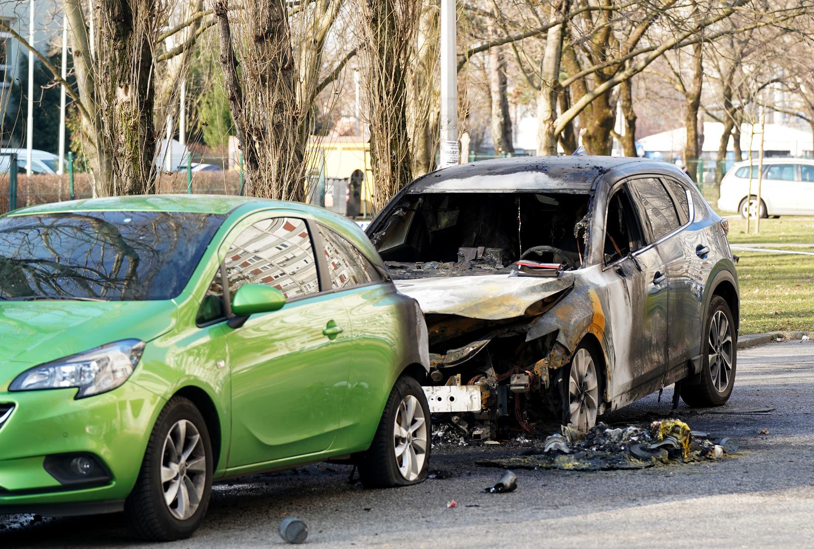 Zagreb: U Sigetu se zapalio kontejner, požar zahvatio dva automobila