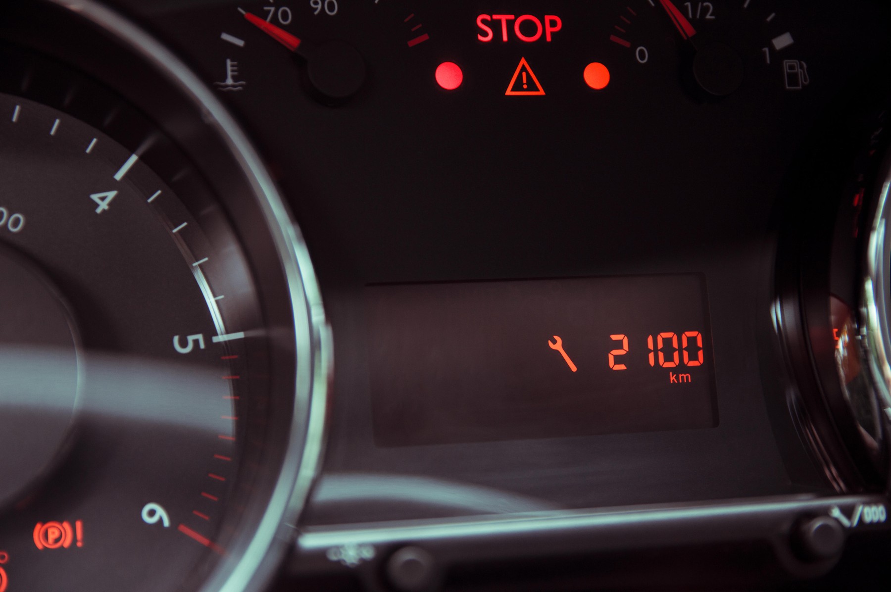 Information about the approaching service on the car dashboard