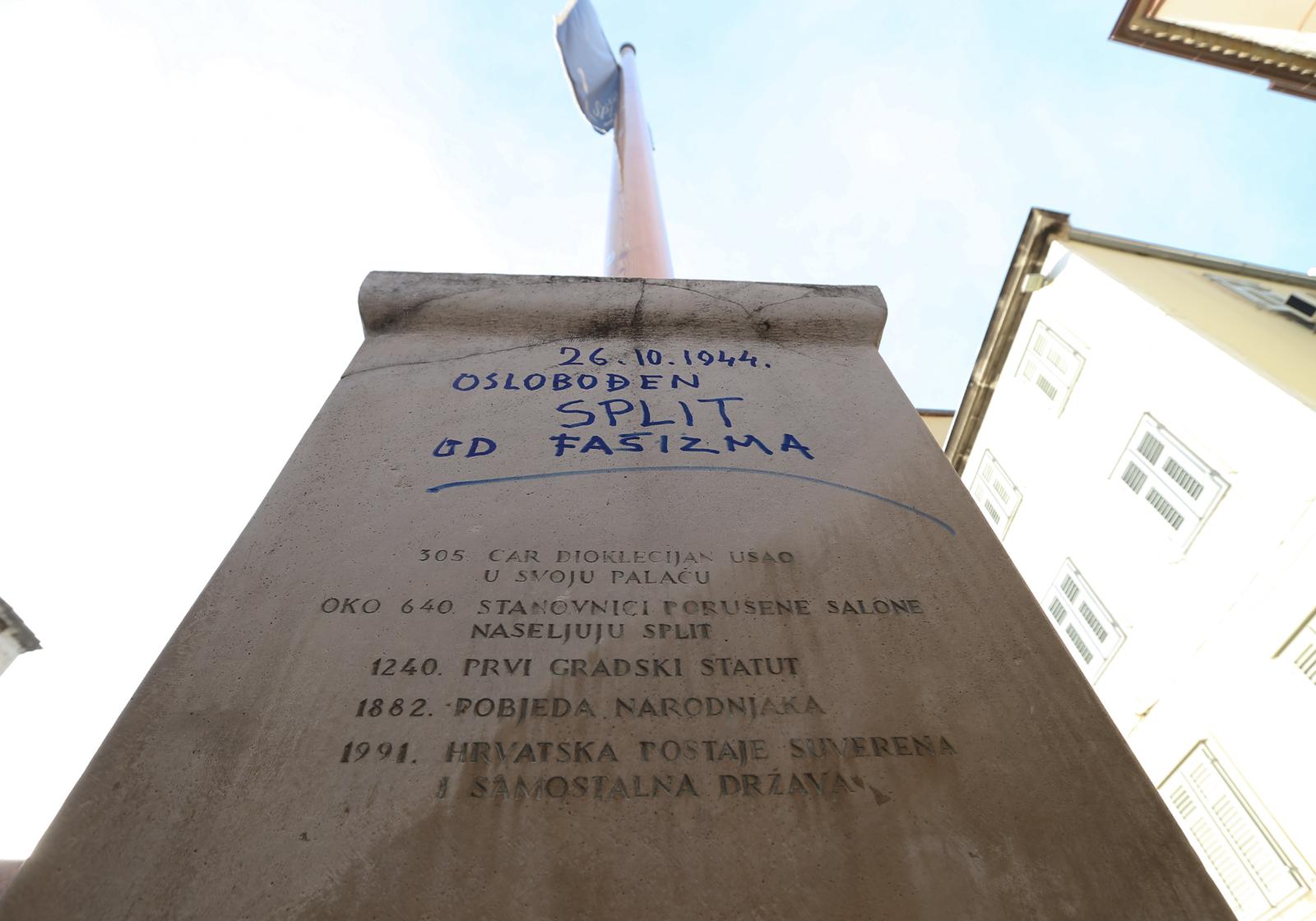 Split: Ante Jelaska na spomenik flomasterom dopisao datum oslobo?enja Splita od faizma