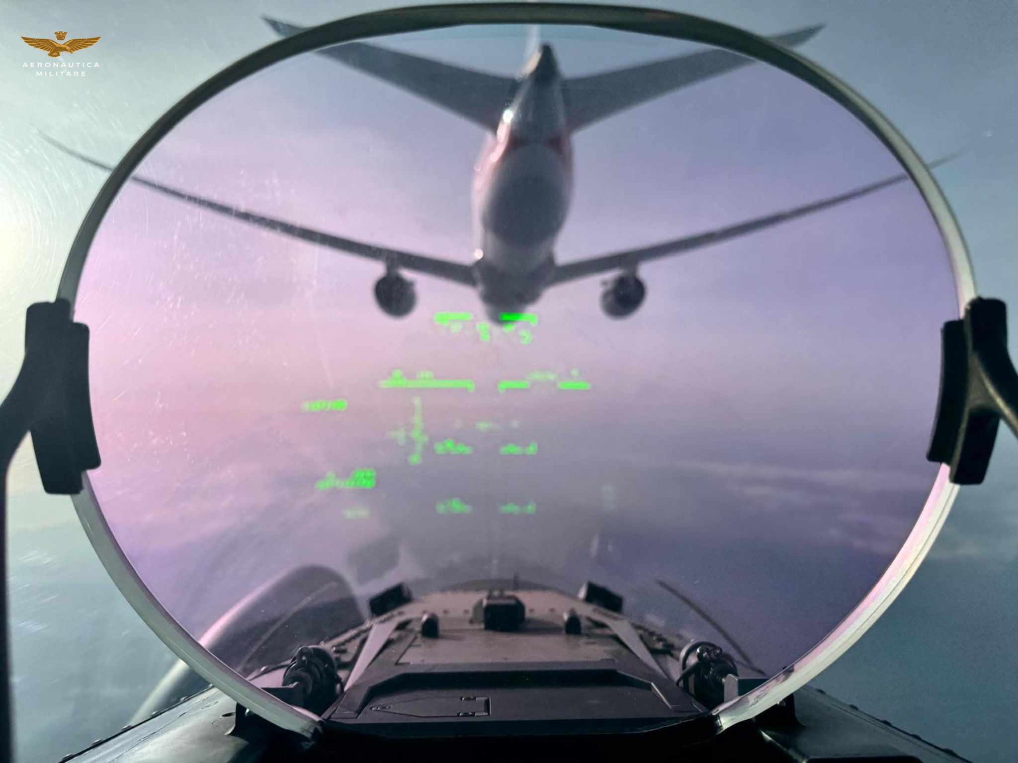 Eurofighter prati zrakoplov American Airlinesa