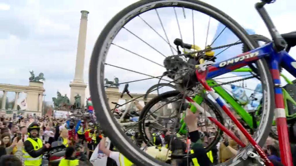1743867003-1743865546-STUDENTI-BICIKLISTI-ULAZE-U-BUDIMPESTU-PROTEST-DOCEK-3-1024x576.jpg