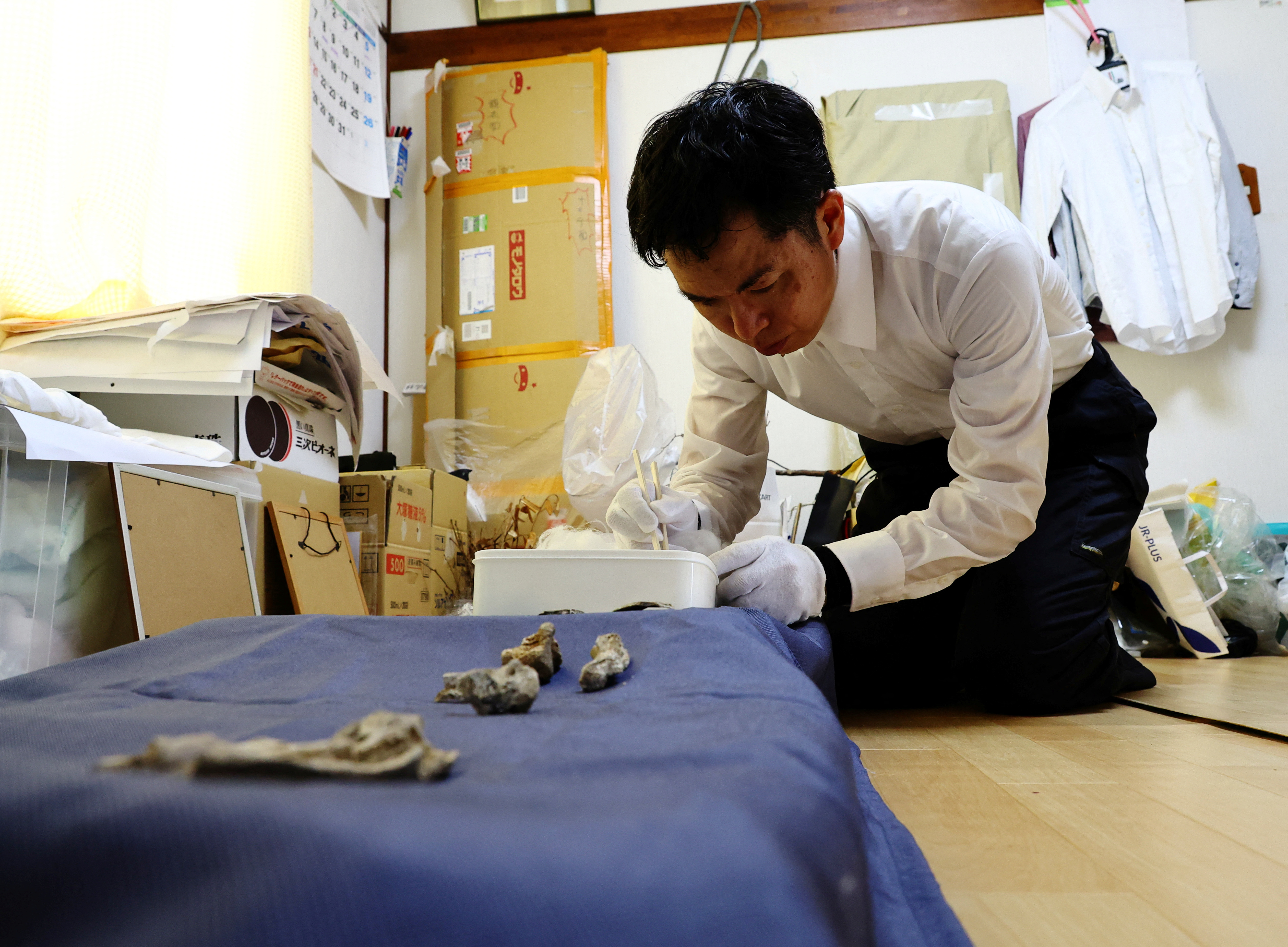 reuters 9.7. Rebun Kayo slaže fragmente kostiju koje je pronašao na otoku Ninoshima,