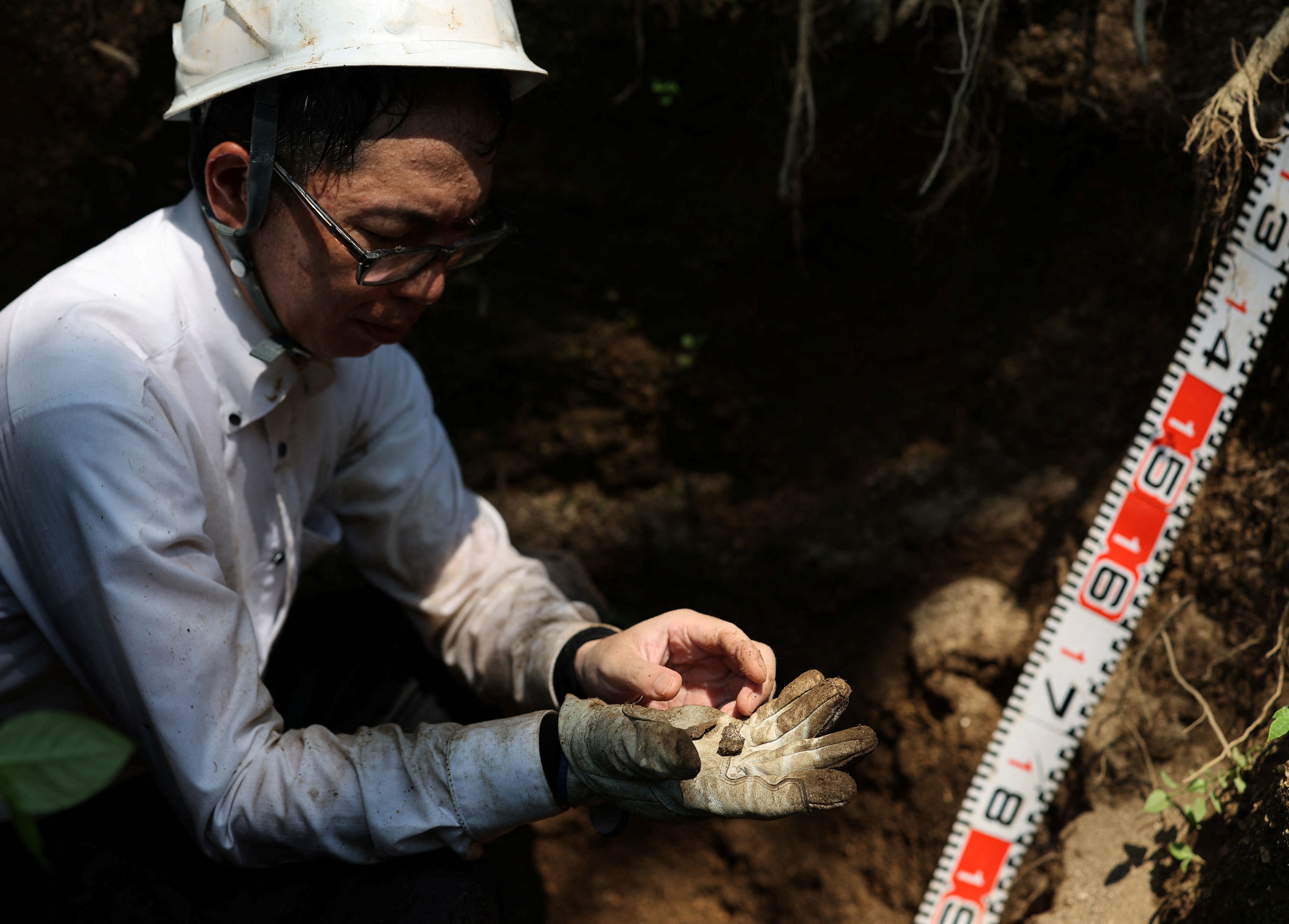 reuters 9.7. Rebun Kayo slaže fragmente kostiju koje je pronašao na otoku Ninoshima,