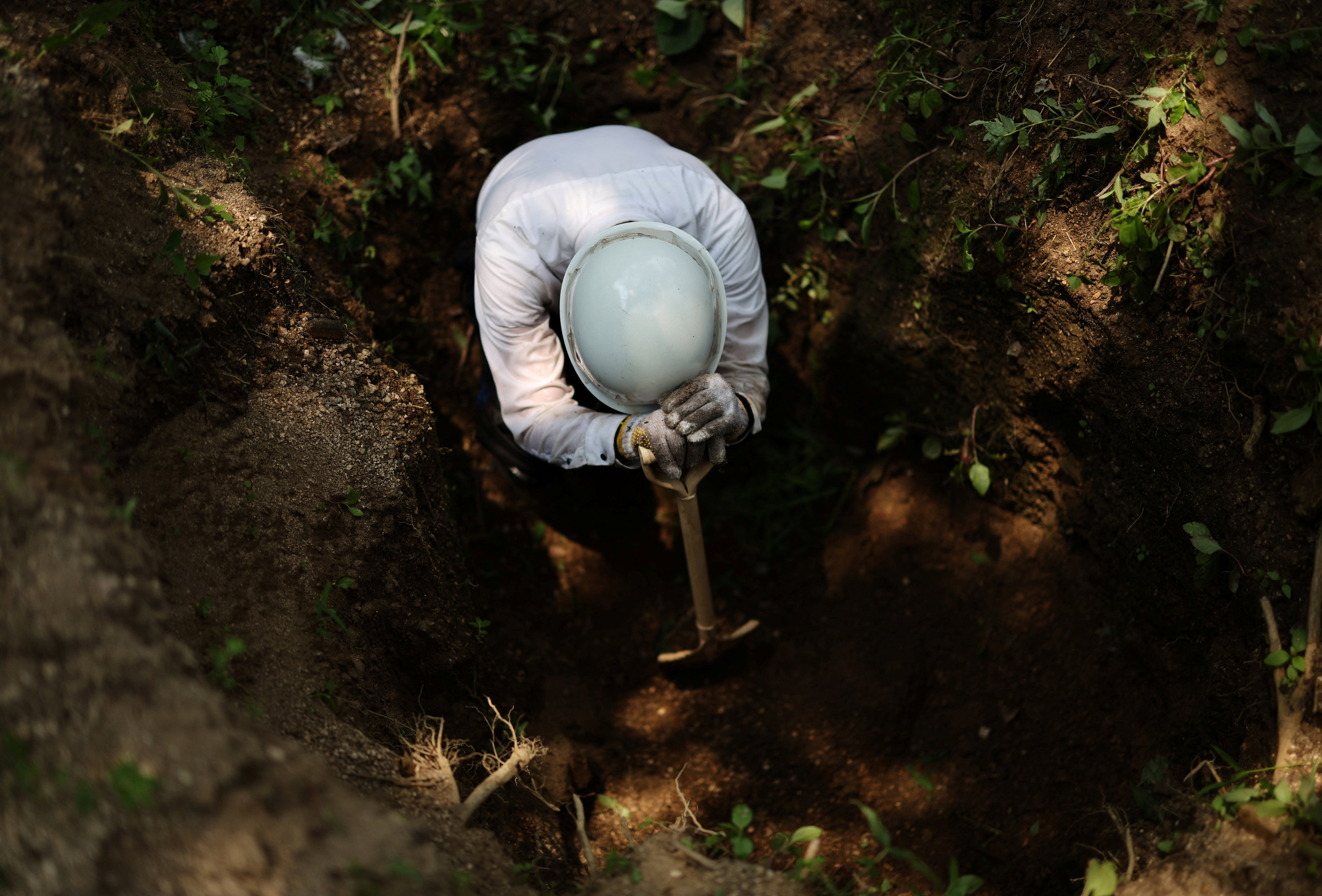 reuters 9.7. Rebun Kayo slaže fragmente kostiju koje je pronašao na otoku Ninoshima,