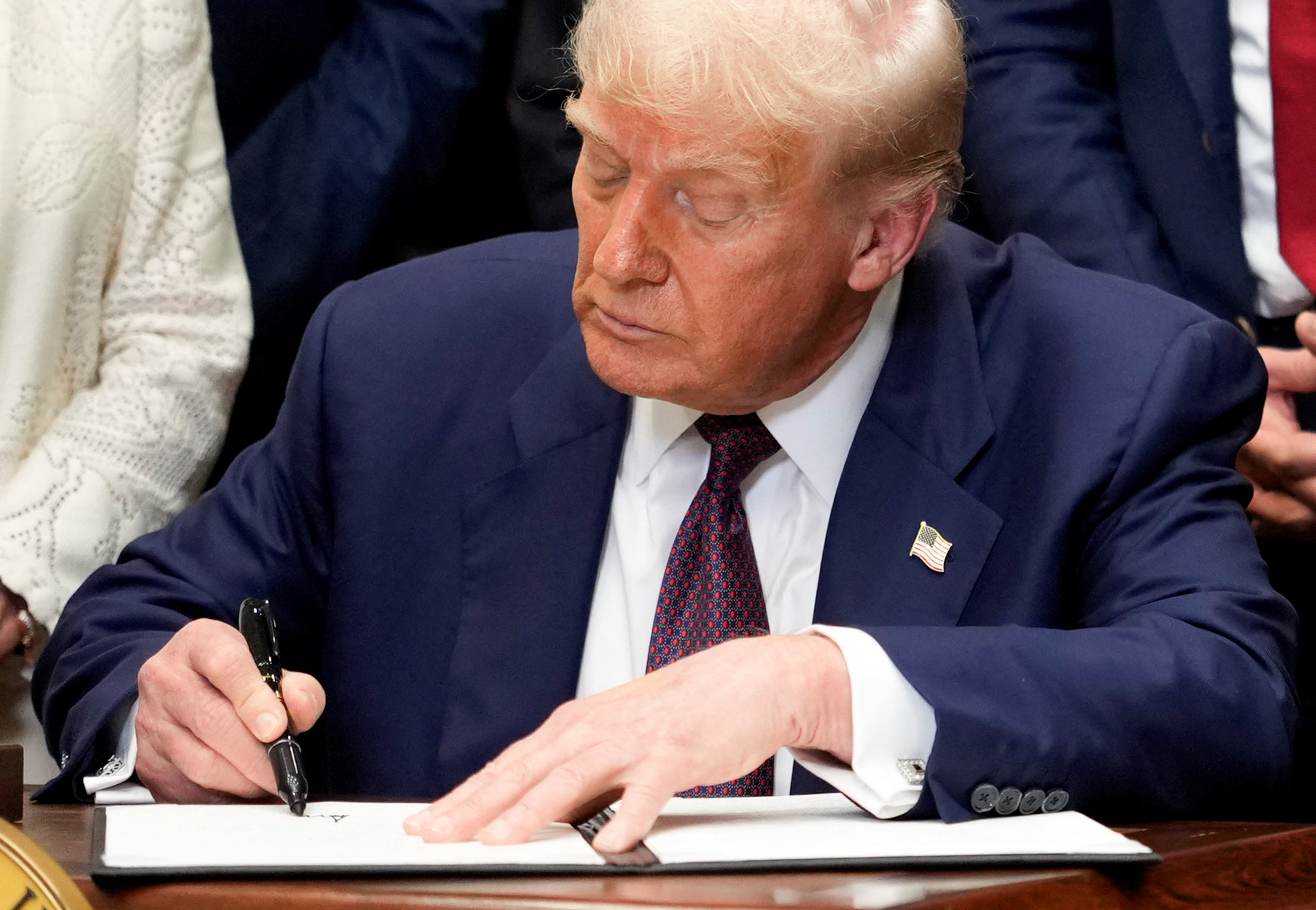 U.S. President Donald Trump signs an executive order to reinstate the Presidential Fitness Test, in the Roosevelt Room at the White House in Washington, D.C., U.S., July 31, 2025. REUTERS/Kent Nishimura