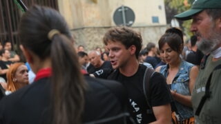 Valjevo 16.08.2025.  Protest Srbija se umiriti ne može zbog policijske  brutalnosti, protesti nakon brutalnog nasilja policije nad građanima. Okupljanje građana u Valjevu ispred Valjevske gimnazije Foto: Amir Hamzagić/Nova.rs