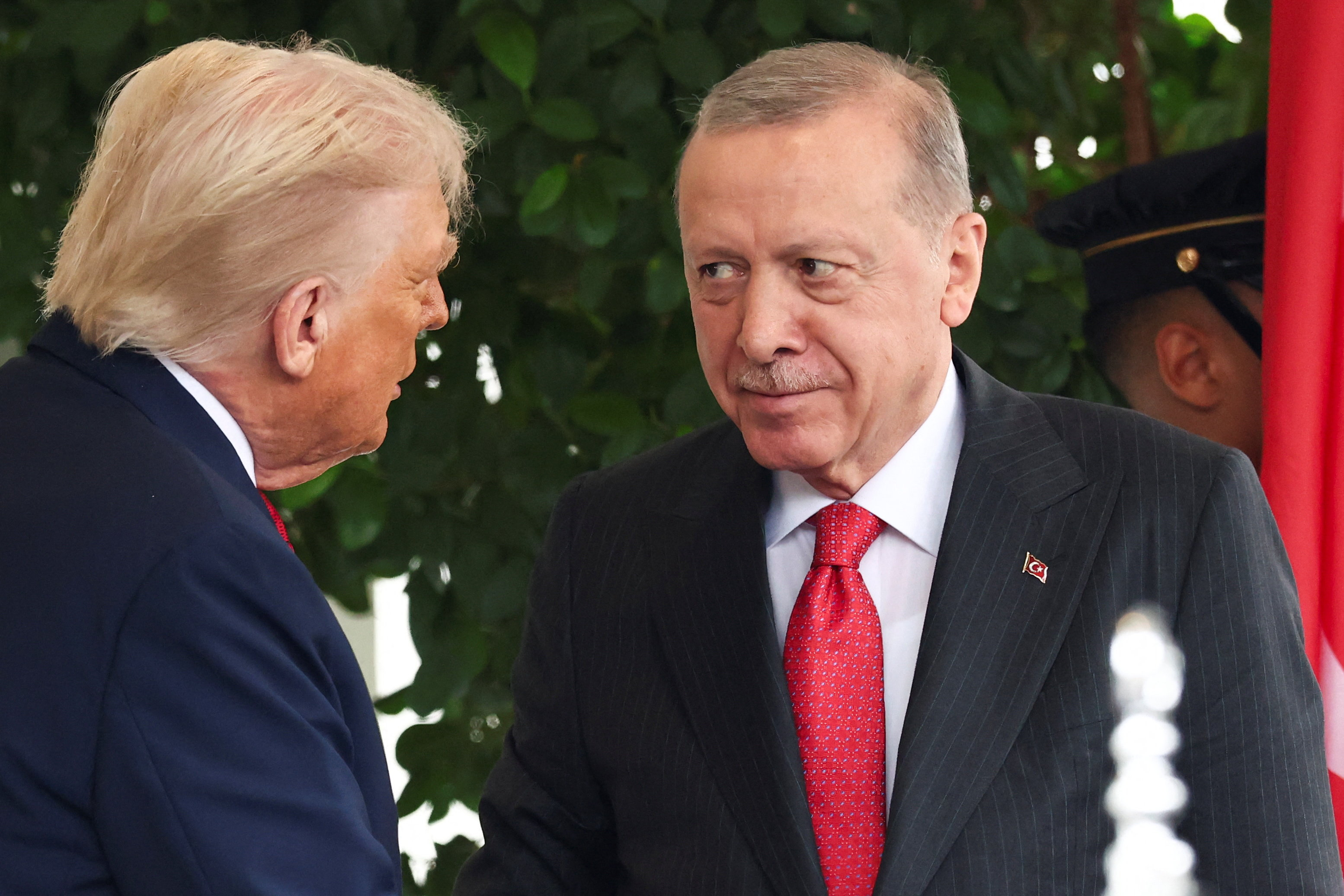 U.S. President Donald Trump welcomes Turkey's President Recep Tayyip Erdogan at the White House in Washington, D.C., U.S., September 25, 2025. REUTERS/Kevin Lamarque