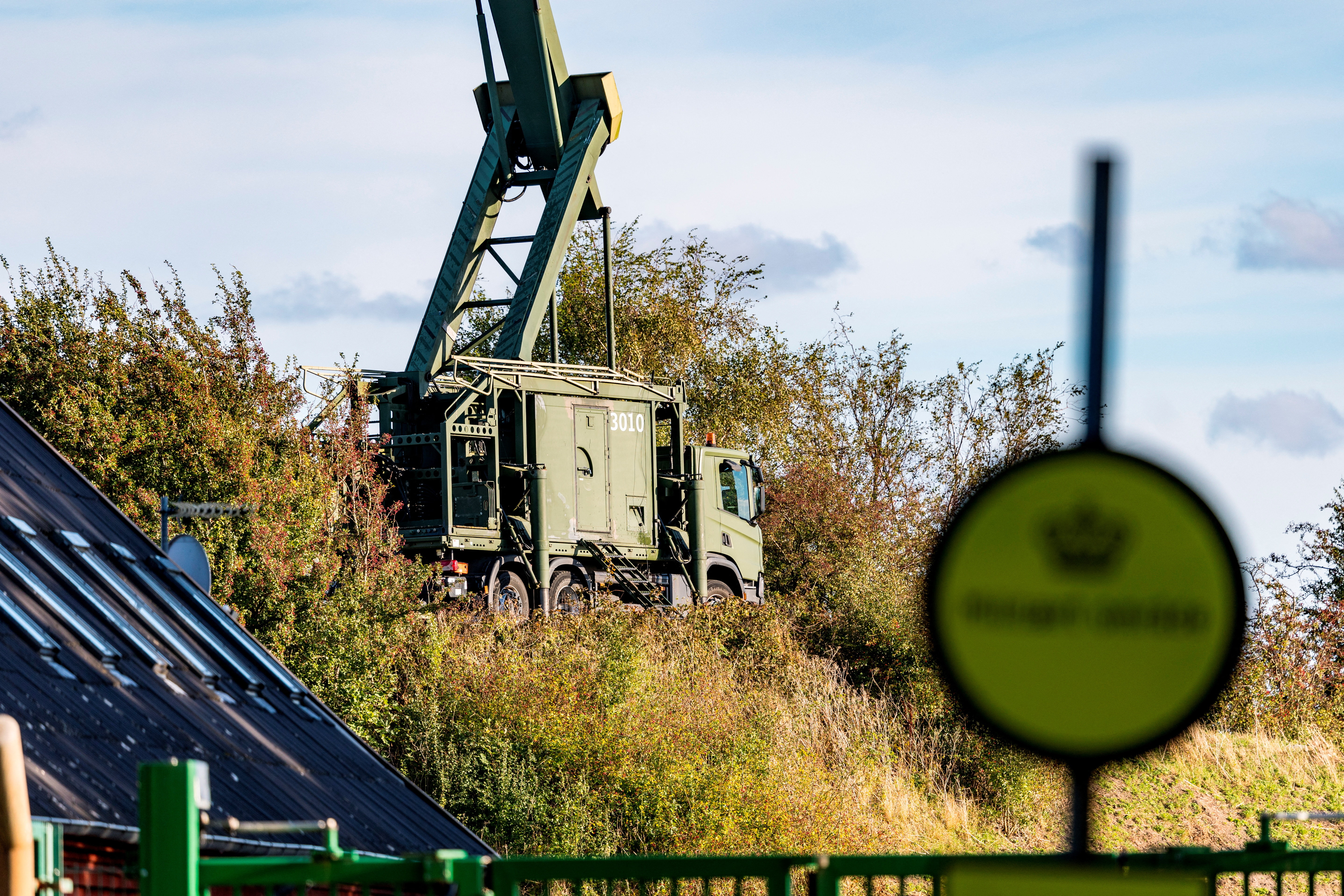 2025-09-26T181524Z_152393791_RC2RZGAS8OWX_RTRMADP_3_DENMARK-AIRPORT-DRONES