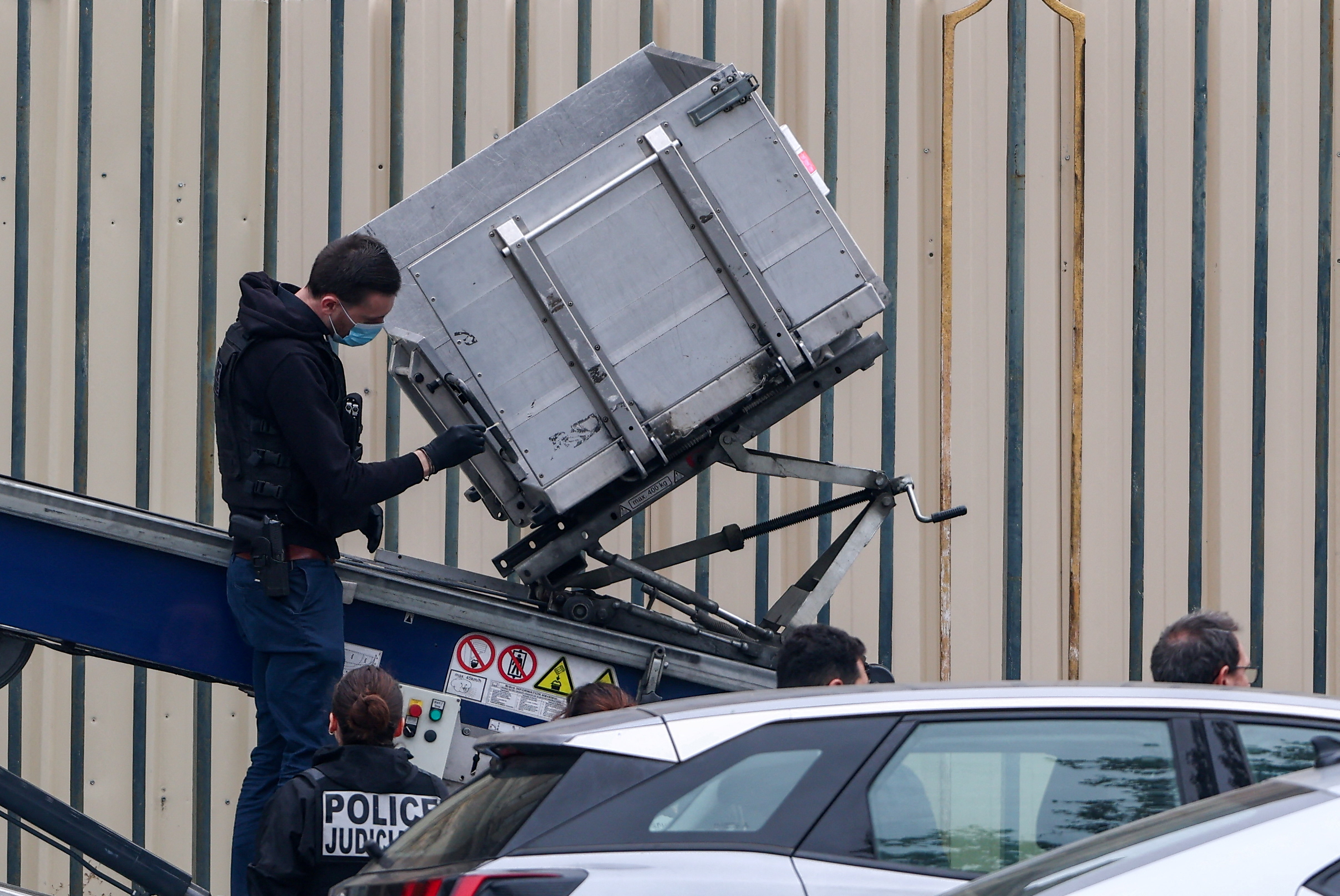 Police officers work at a crane believed to have been used in what the French Interior Ministry said was a robbery at the Louvre museum during which jewellery was stolen, in Paris, France, October 19, 2025. REUTERS/Gonzalo Fuentes