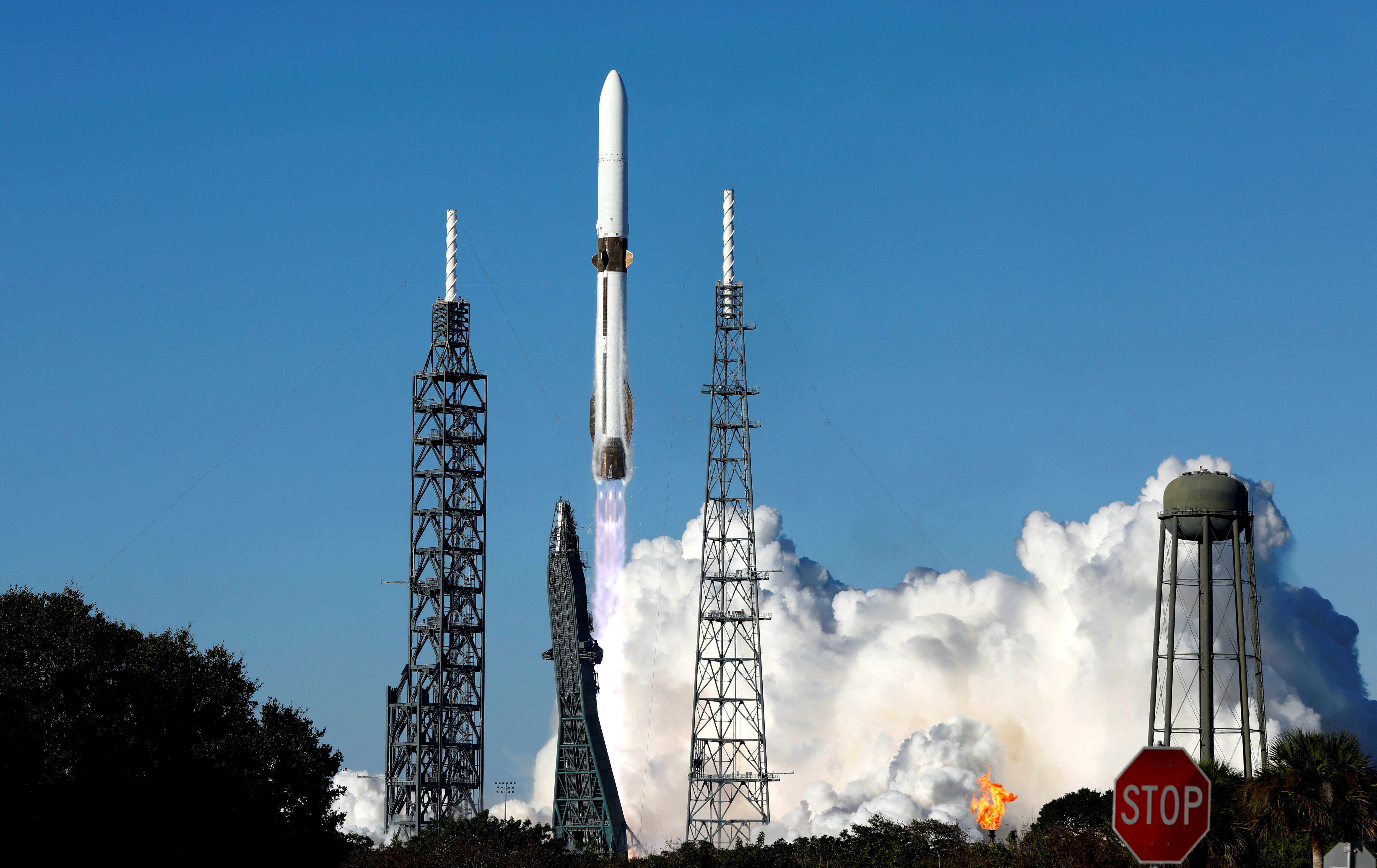 A Blue Origin New Glenn rocket launches on NASA's EscaPADE mission, which is carrying two satellites to orbit Mars, from the Cape Canaveral Space Force Station in Cape Canaveral, Florida, U.S., November 13, 2025. REUTERS/Steve Nesius